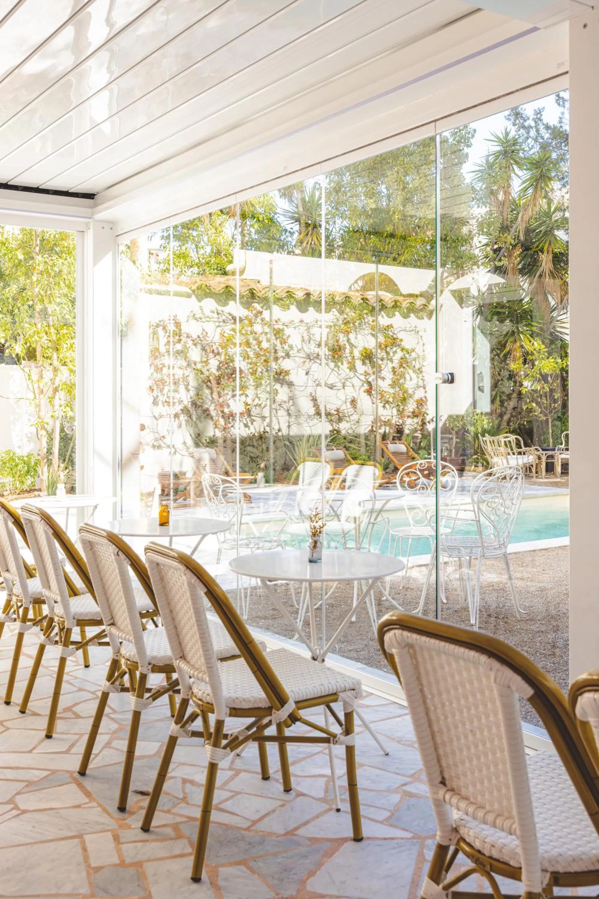 Patio in Hôtel Le Sud