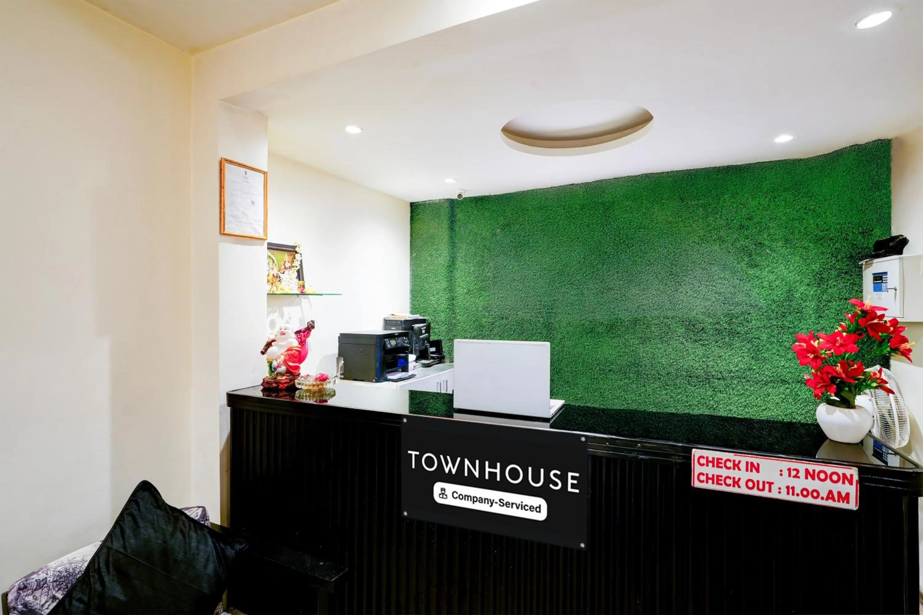 Lobby or reception in Super Townhouse Jayanagar