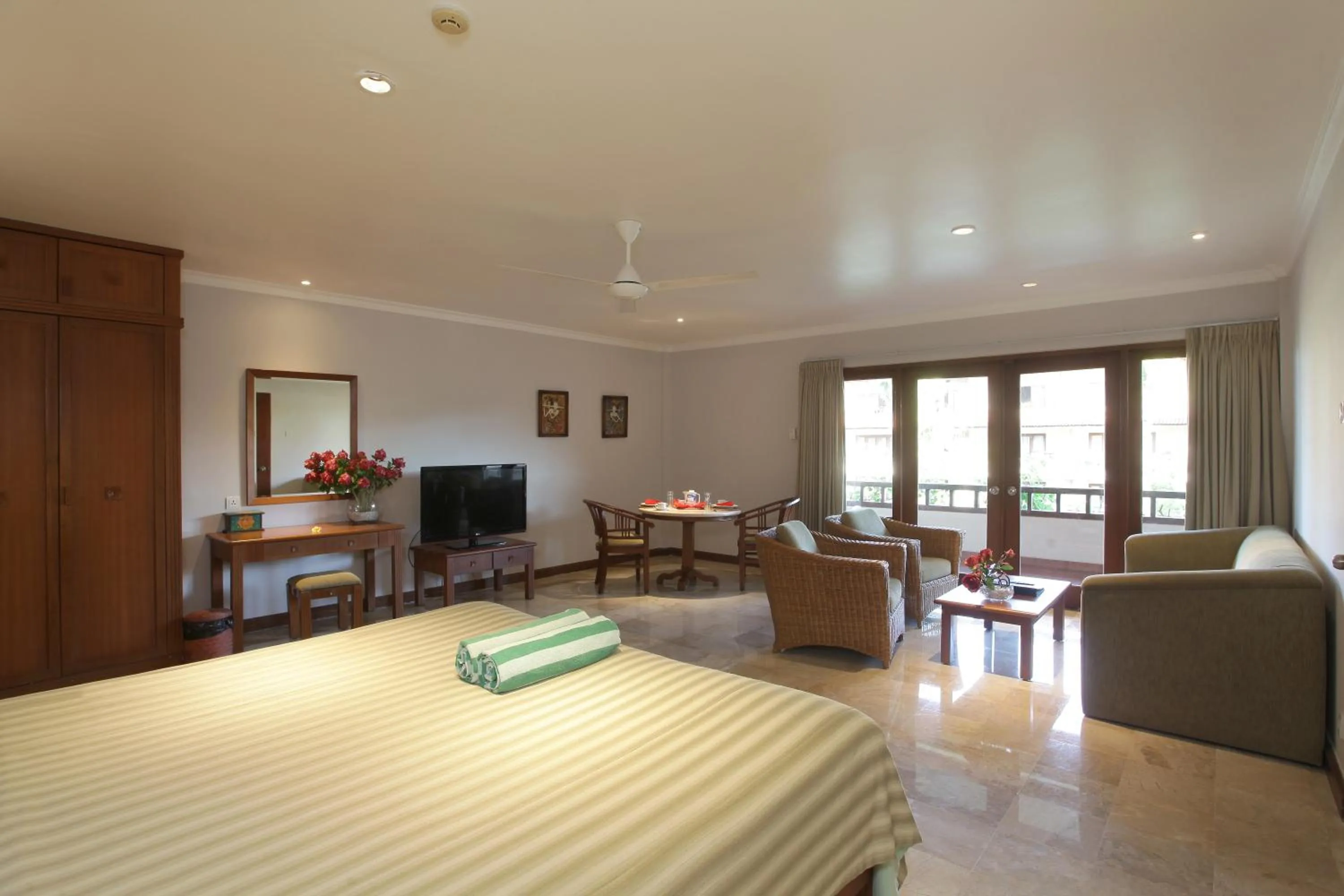 TV and multimedia in Peninsula Beach Resort