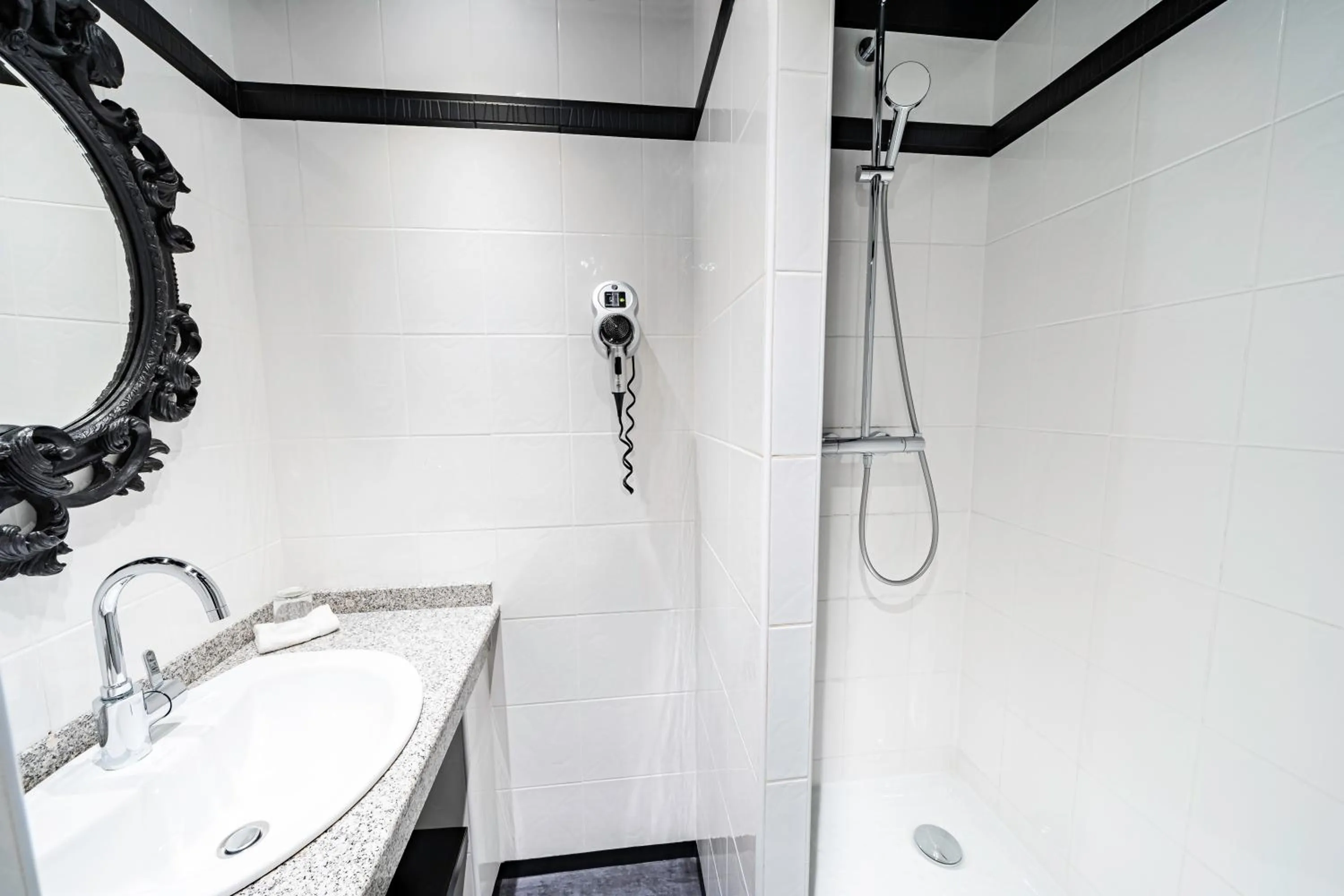 Shower in Hotel Villa Nicolo - Tour Eiffel