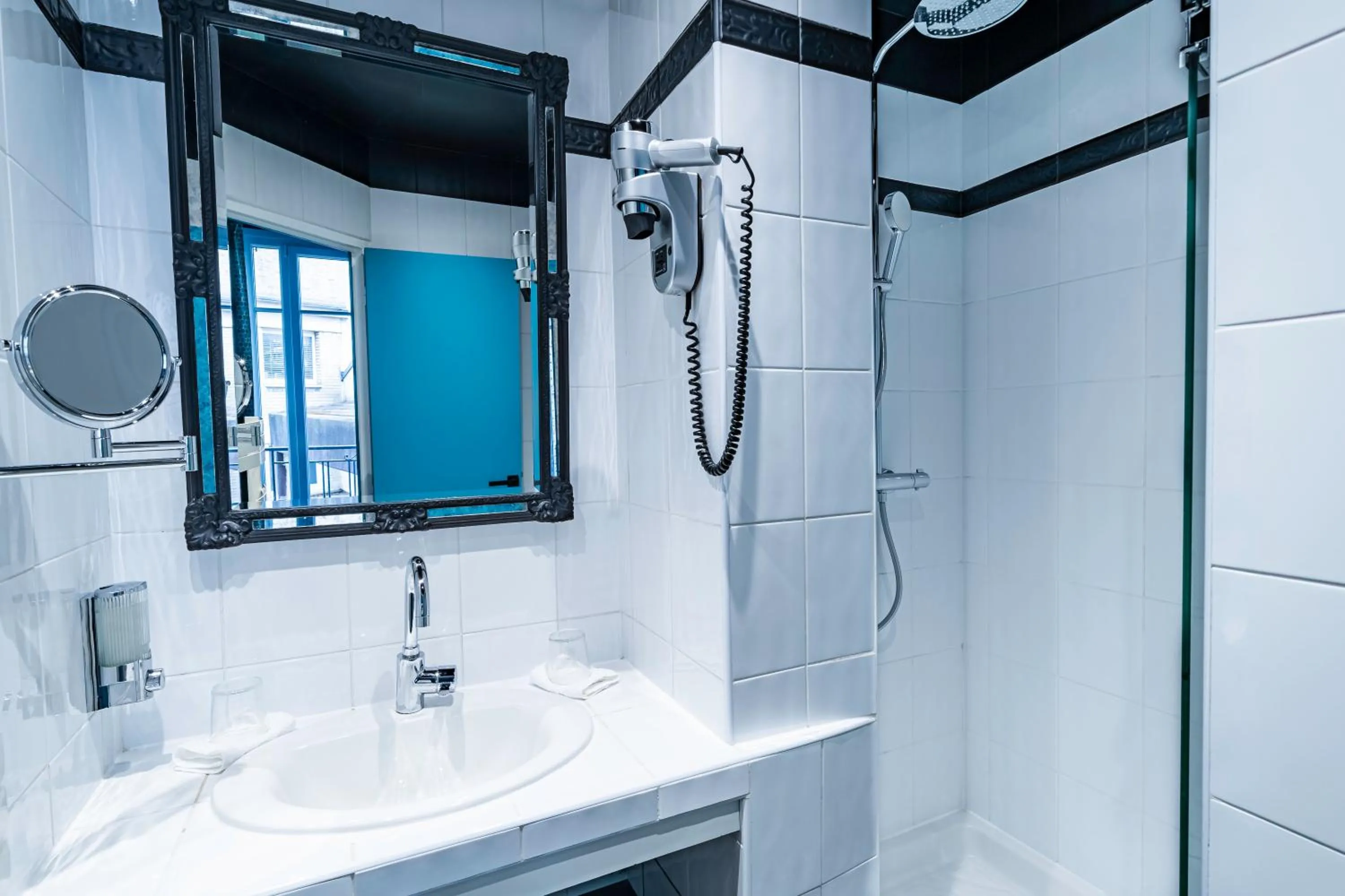 Shower in Hotel Villa Nicolo - Tour Eiffel