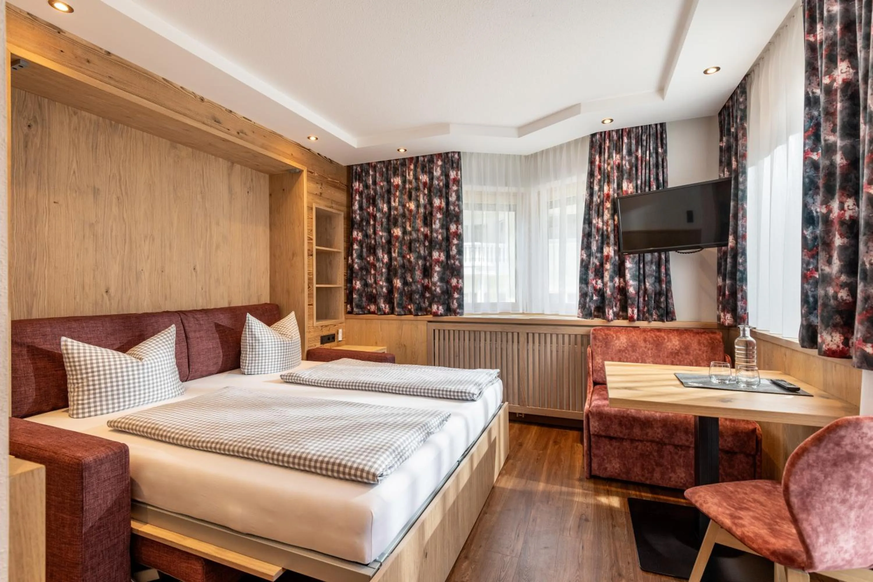 Living room, Bed in Hotel Alpina