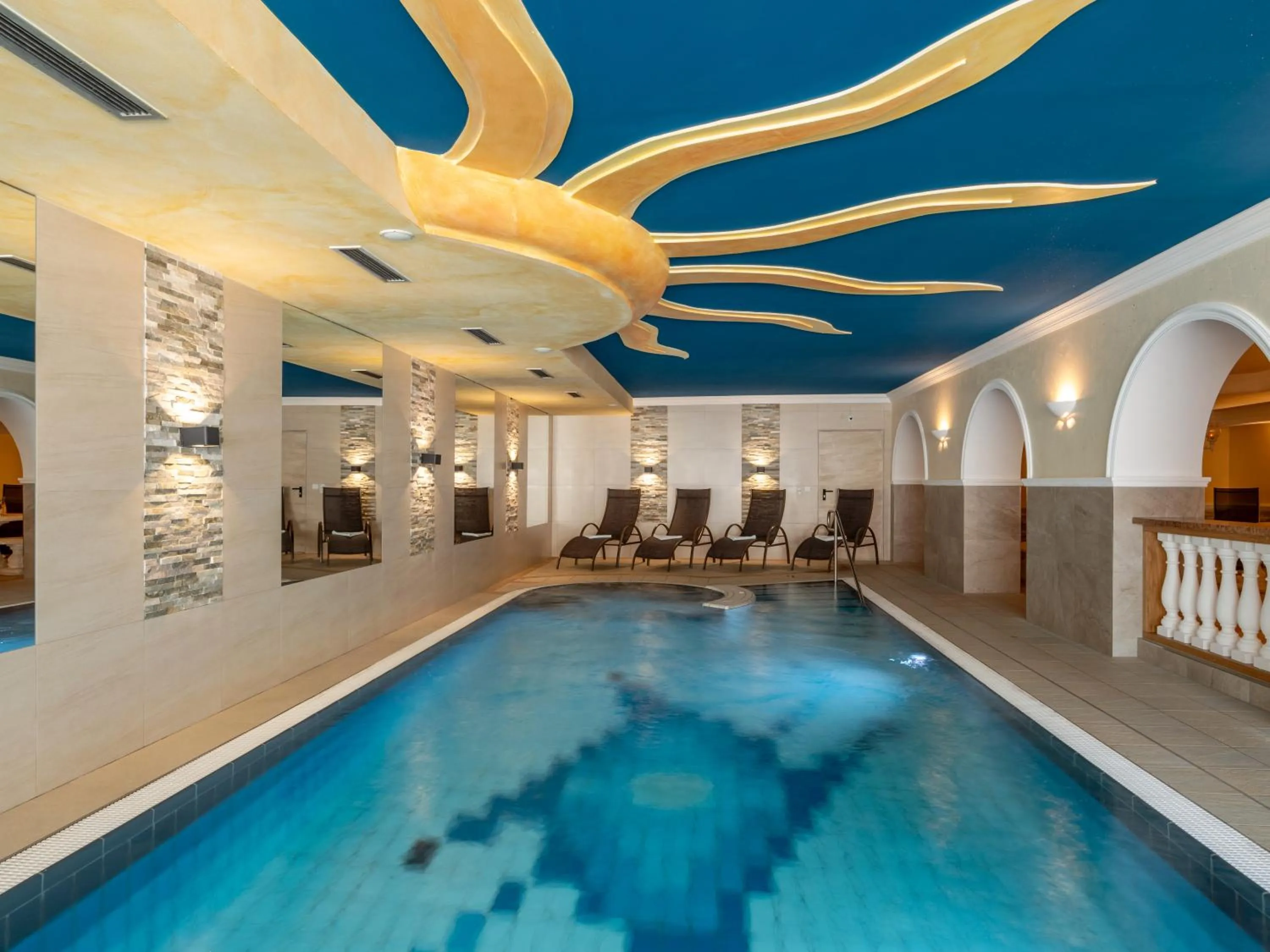 Swimming pool in Hotel Alpina