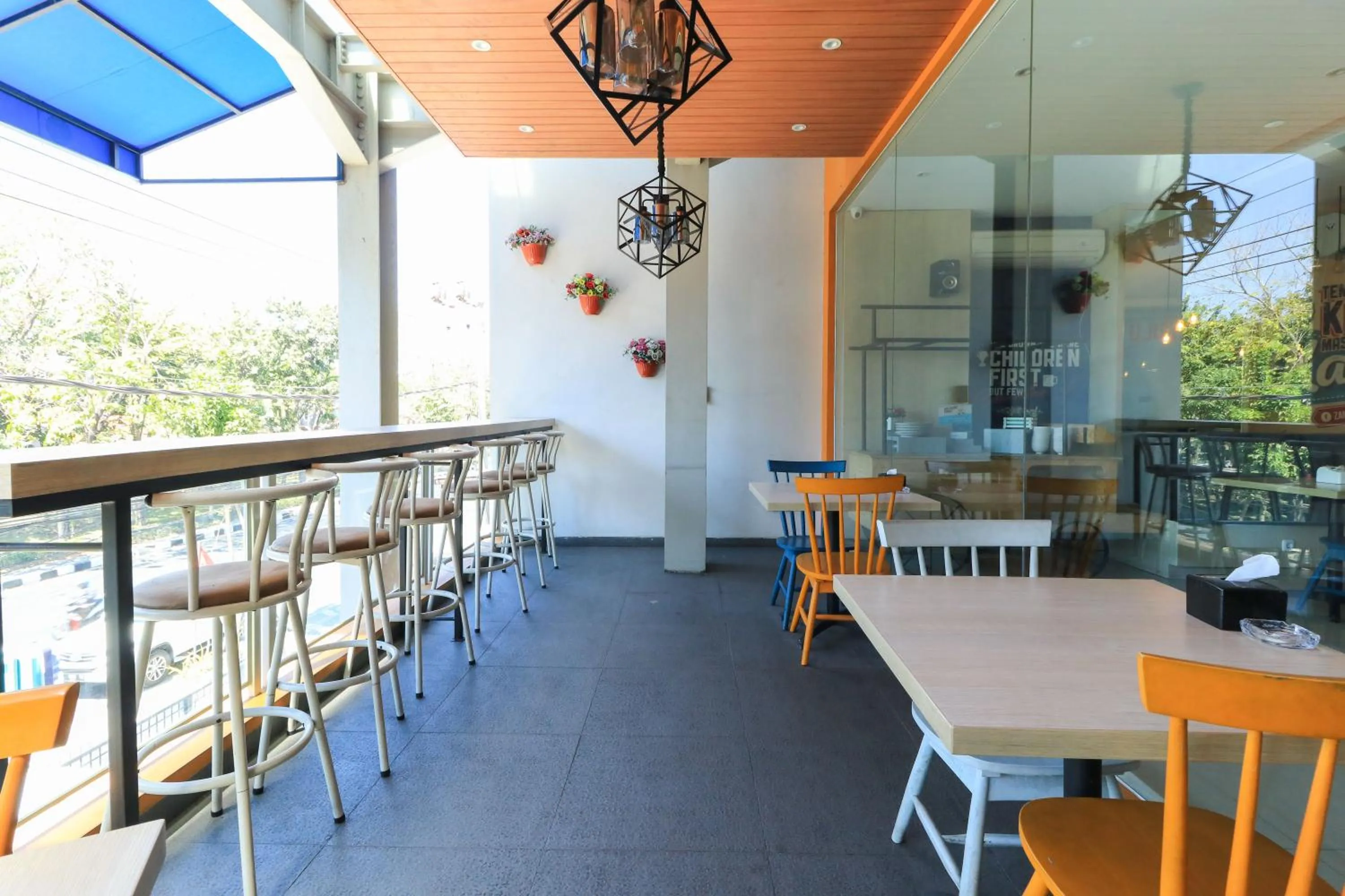 Restaurant/places to eat in Hotel Berlian International