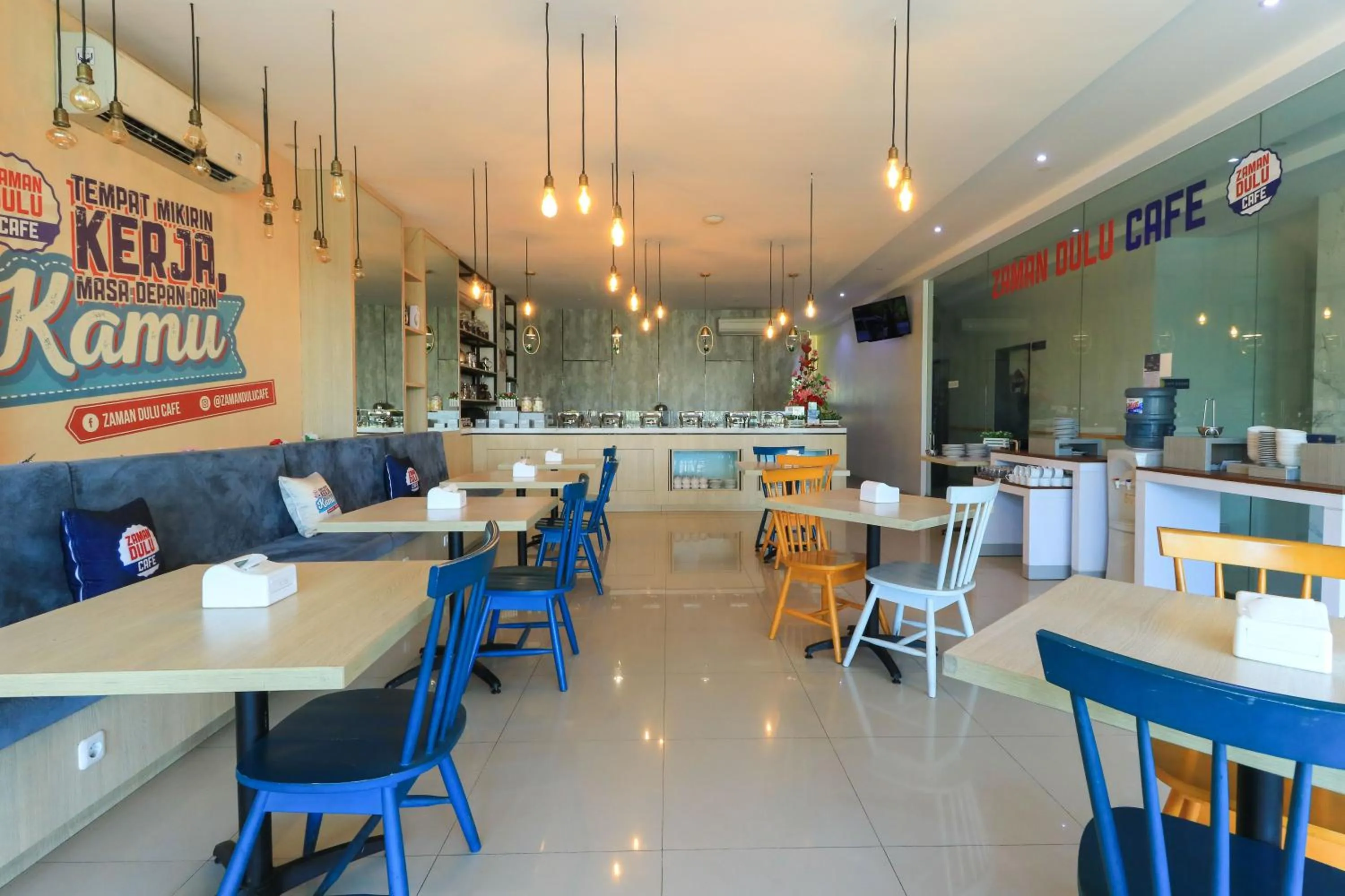 Restaurant/places to eat in Hotel Berlian International