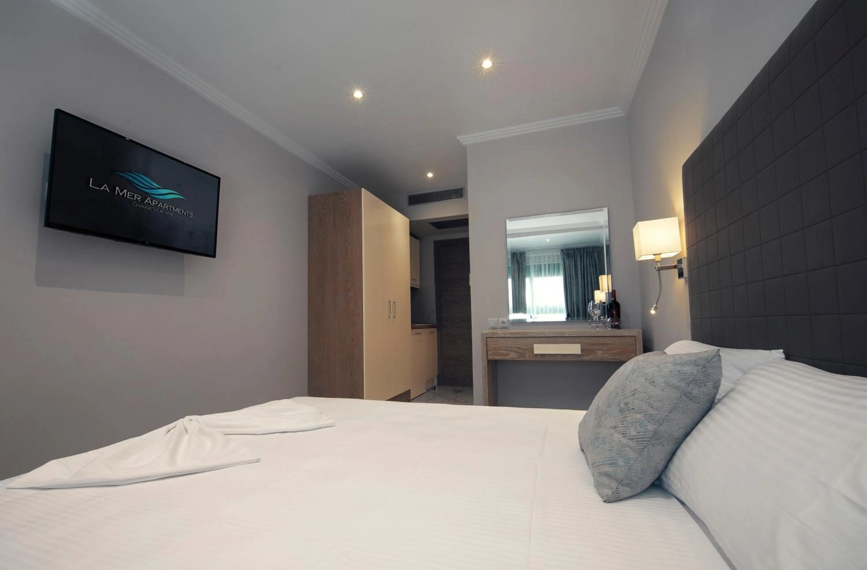 Communal lounge/ TV room, Bed in La Mer Apartments