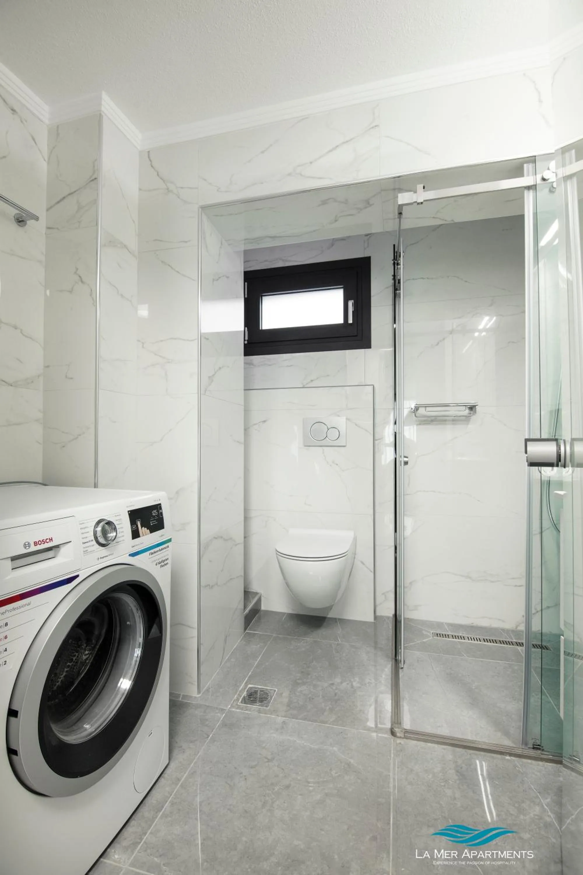 Toilet in La Mer Apartments