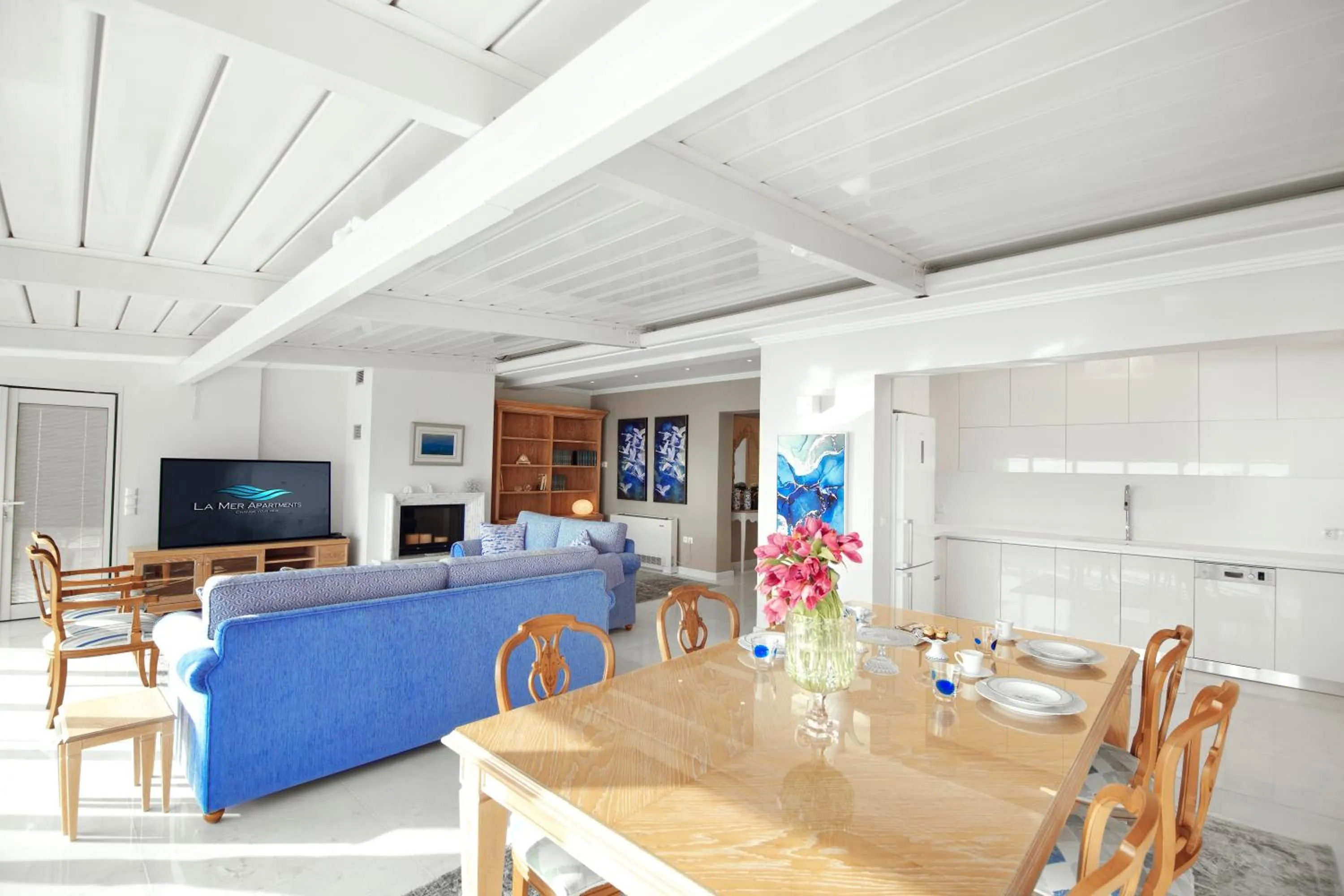 Dining area in La Mer Apartments