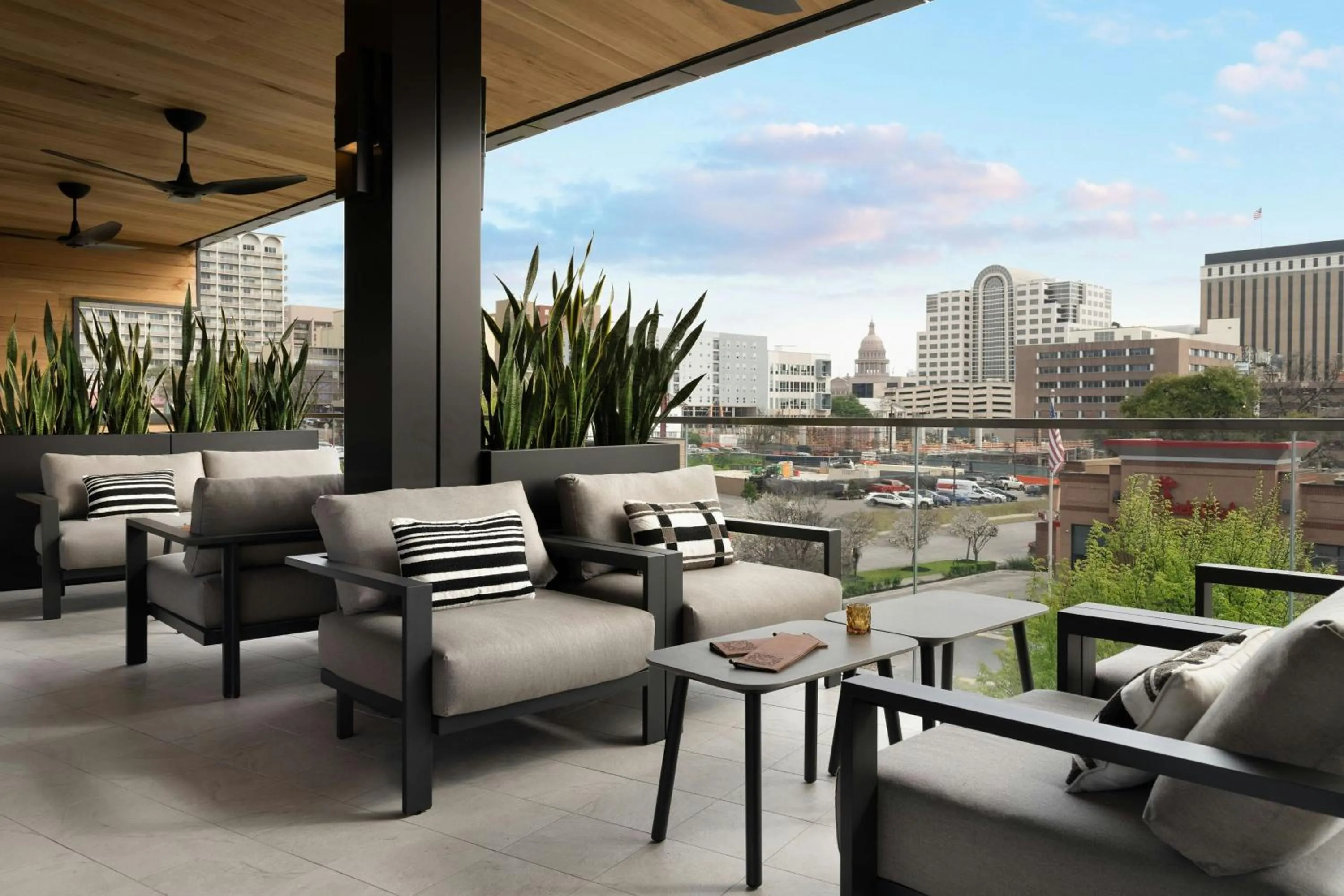 Lounge or bar in The Otis Hotel Austin, Autograph Collection