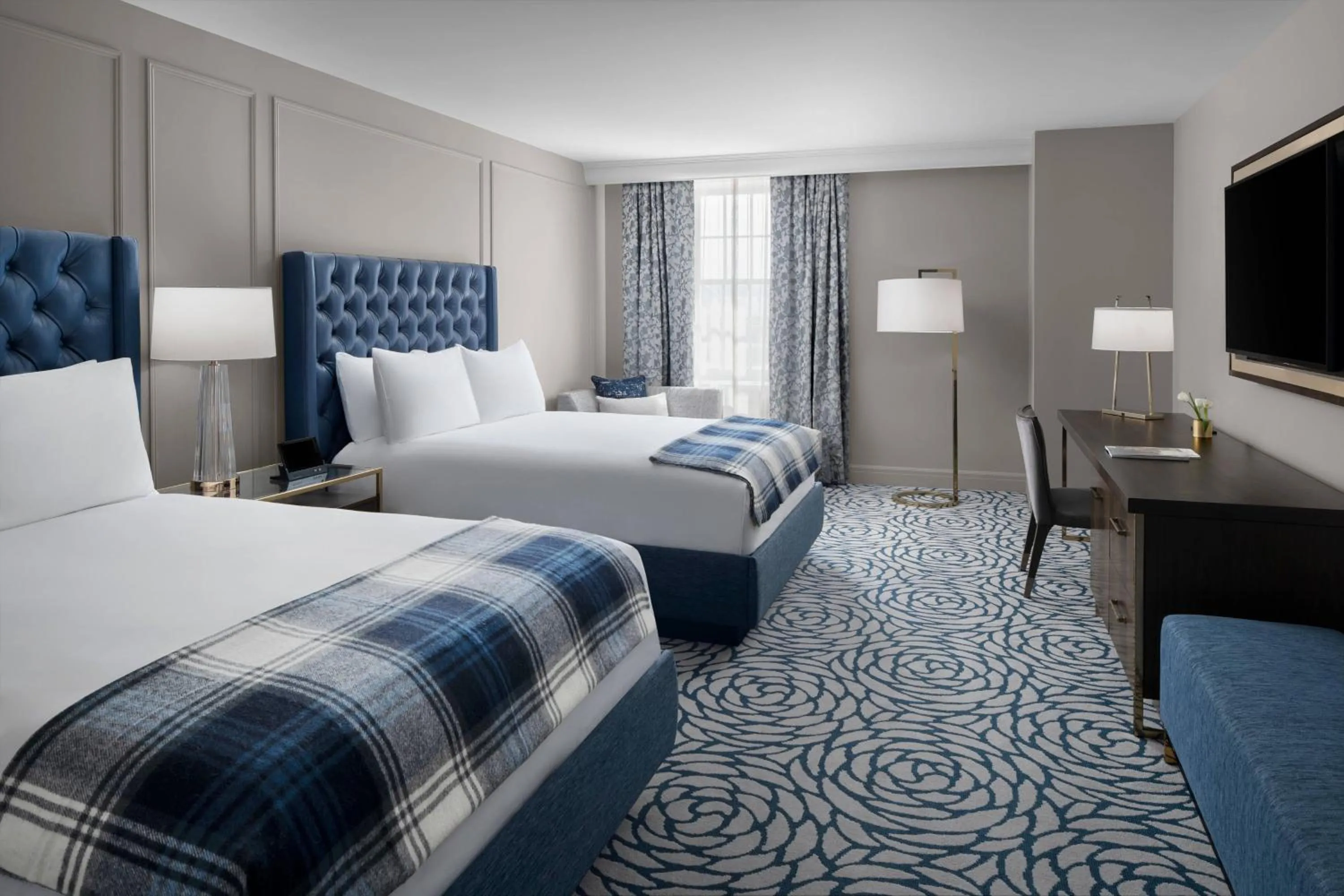 Photo of the whole room, Bed in The Lytle Park Hotel, Autograph Collection