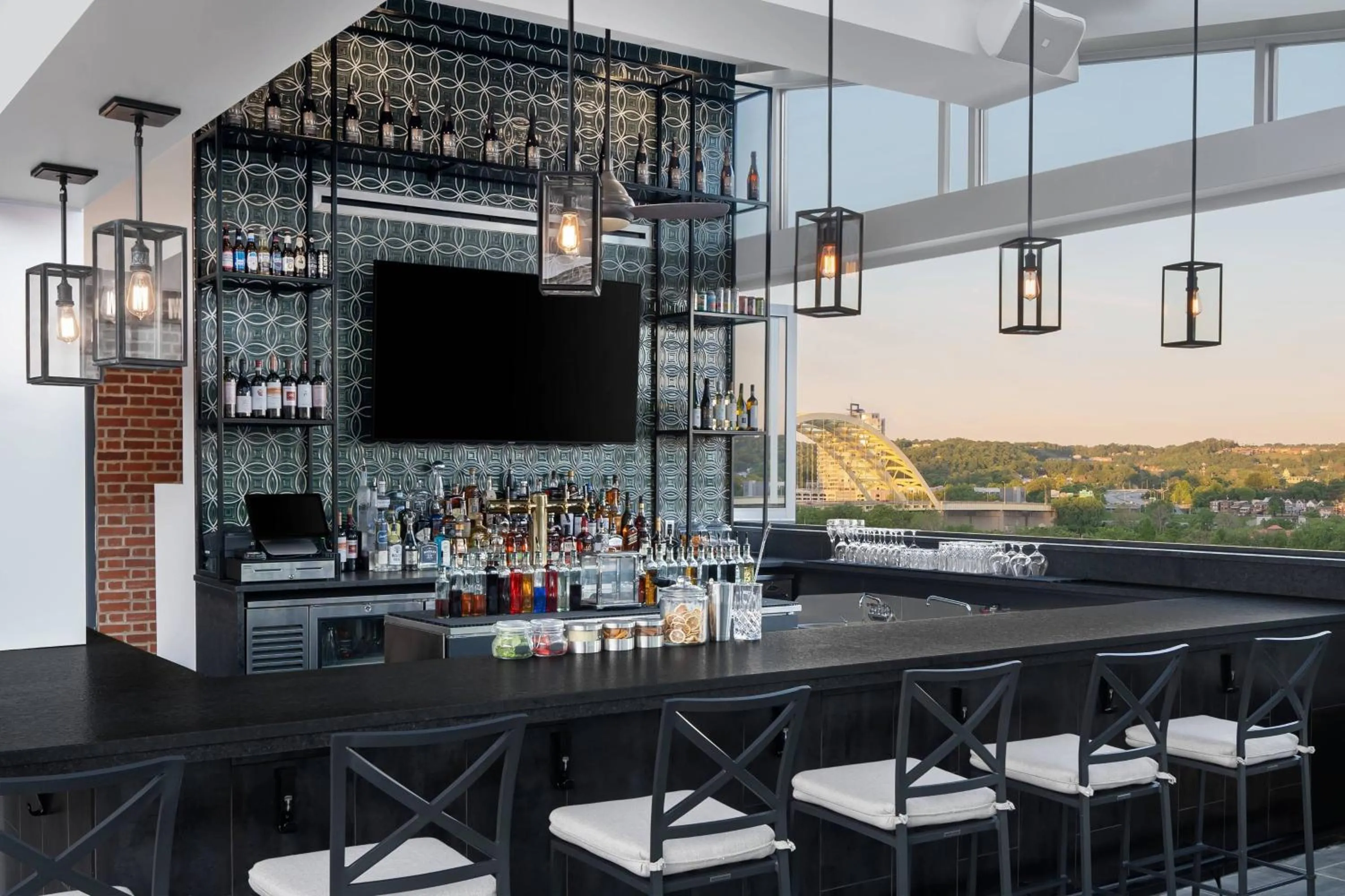 Lounge or bar in The Lytle Park Hotel, Autograph Collection