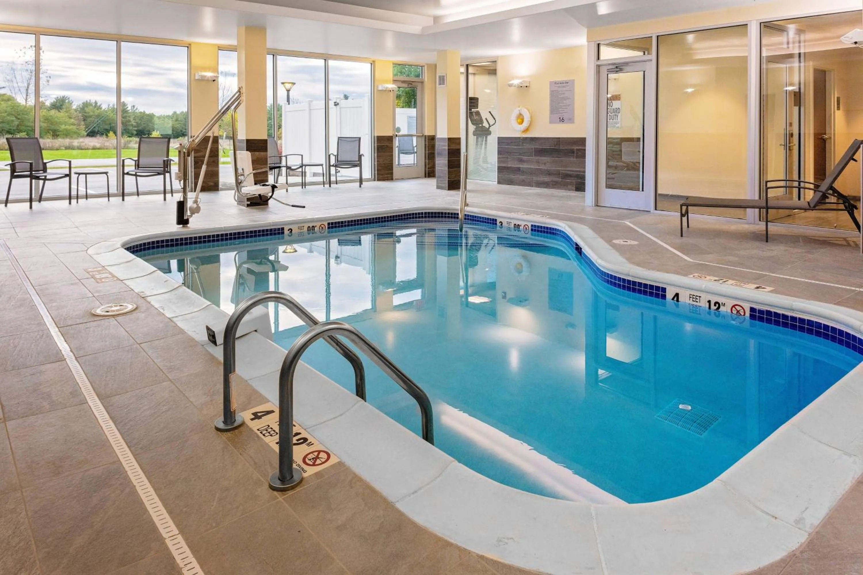 Swimming pool in Fairfield Inn & Suites by Marriott Queensbury Glens Falls/Lake George