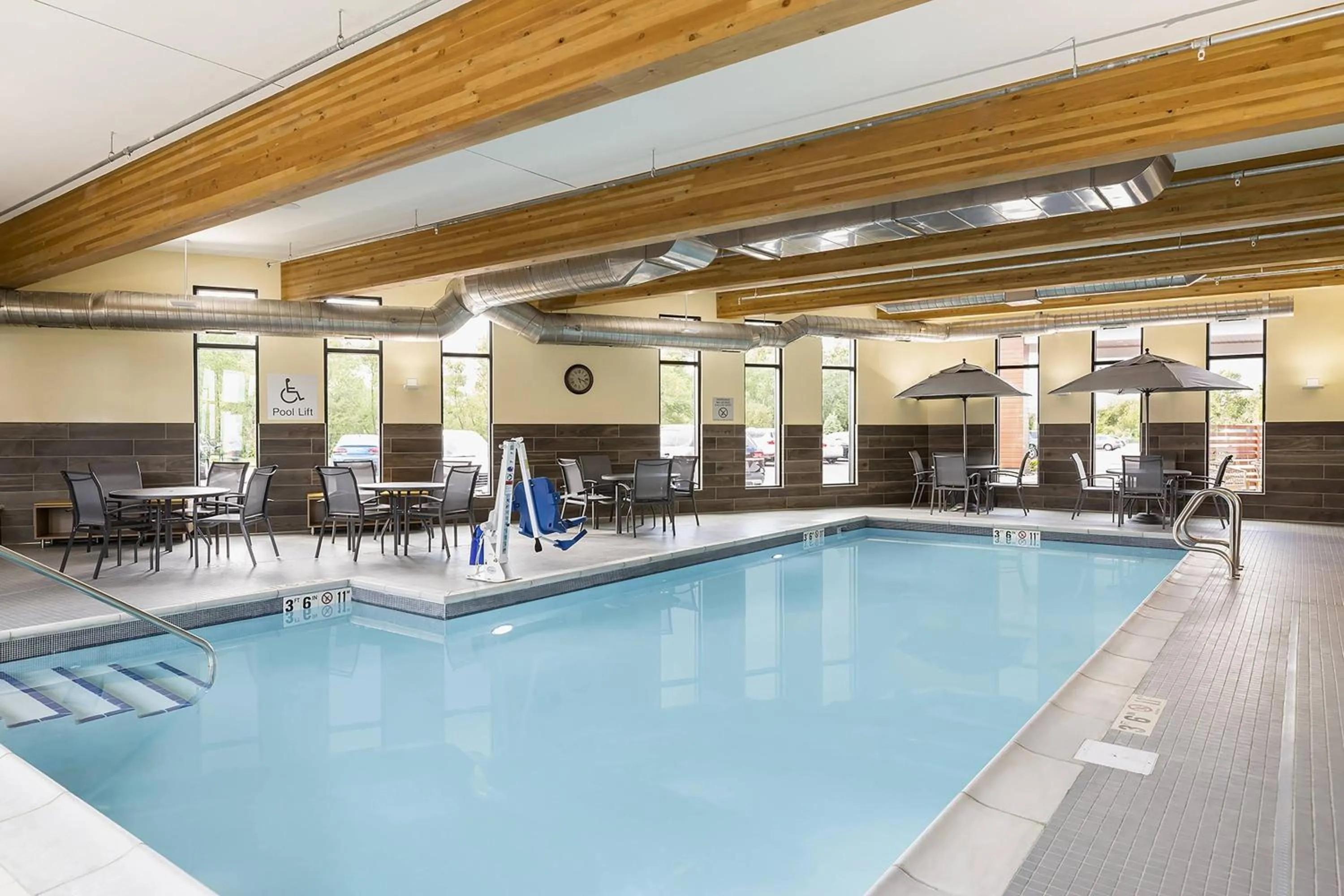 Swimming pool in Fairfield Inn & Suites by Marriott Minneapolis North/Blaine
