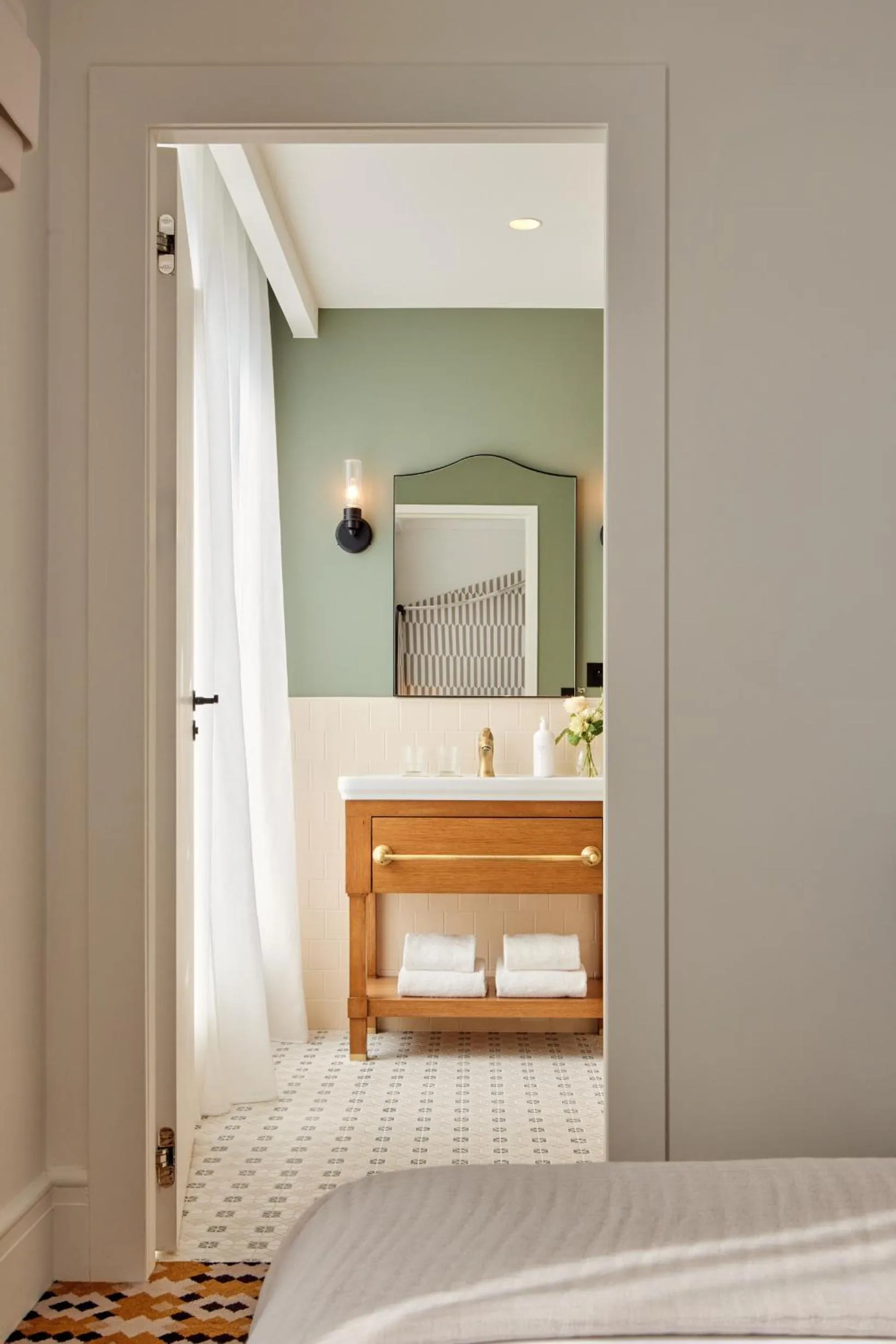 Bathroom, Bed in Hôtel Noucha