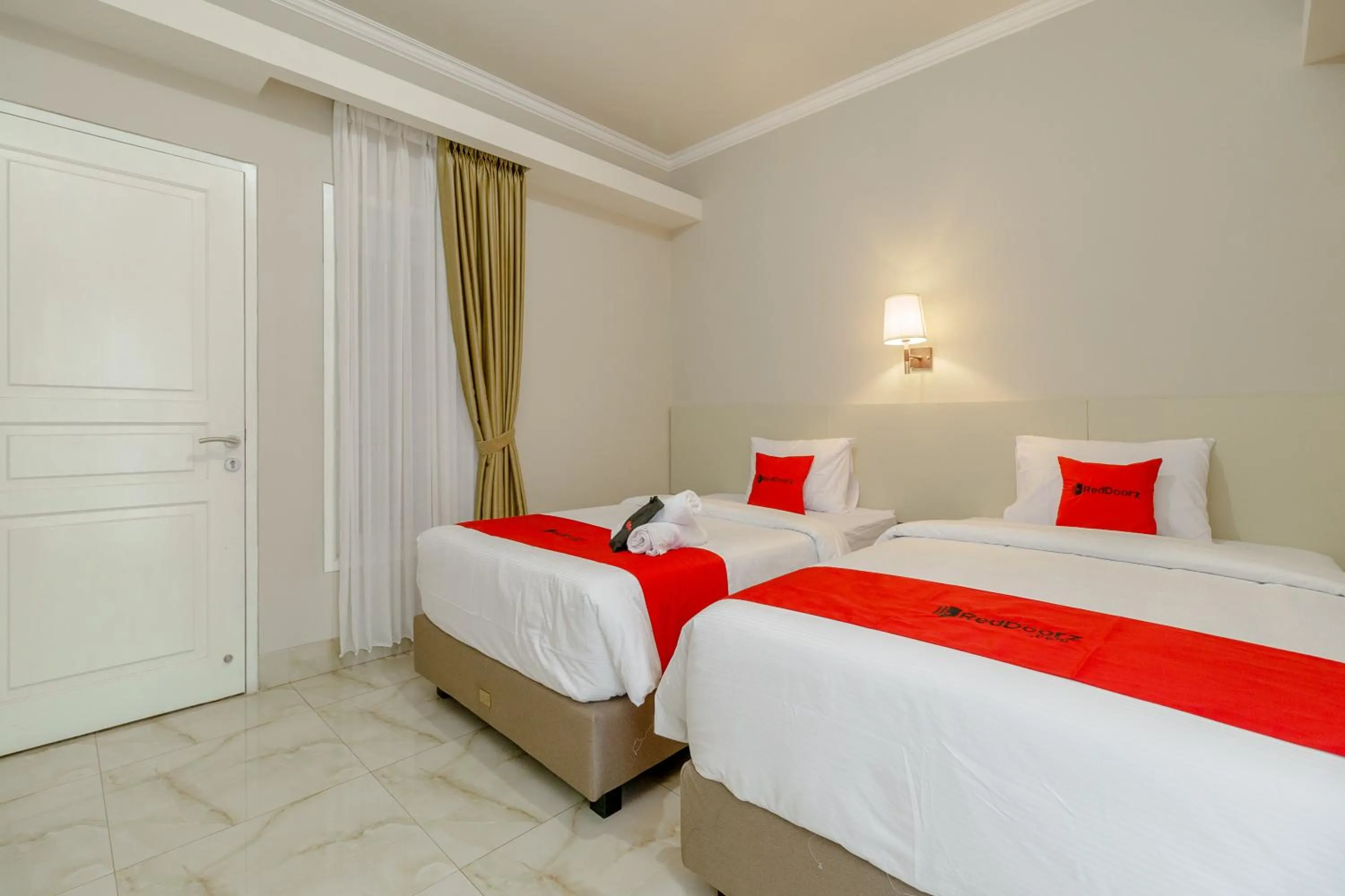 Twin Room in RedDoorz near Taman Makam Pahlawan Cikutra