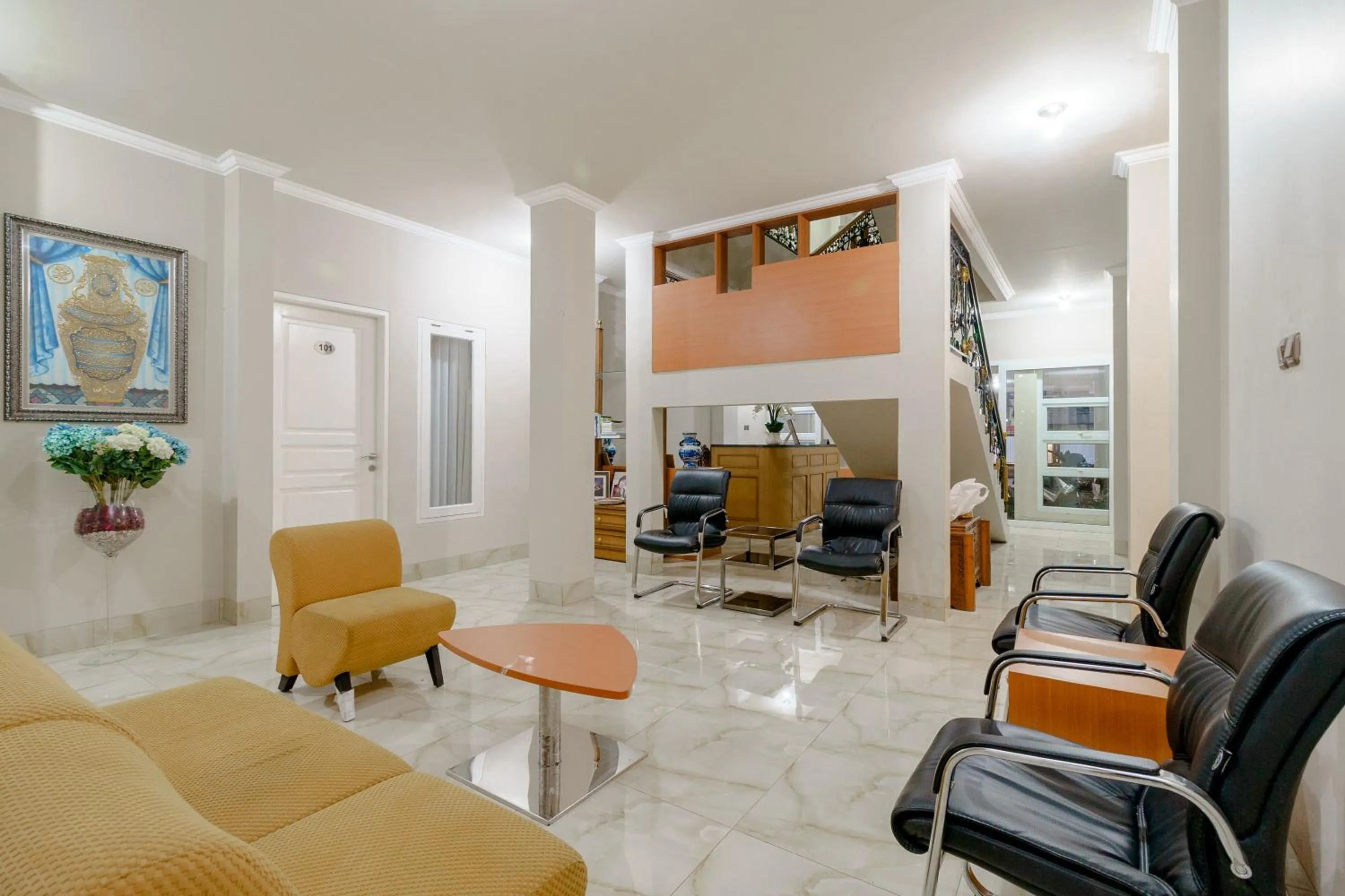 Lobby or reception in RedDoorz near Taman Makam Pahlawan Cikutra