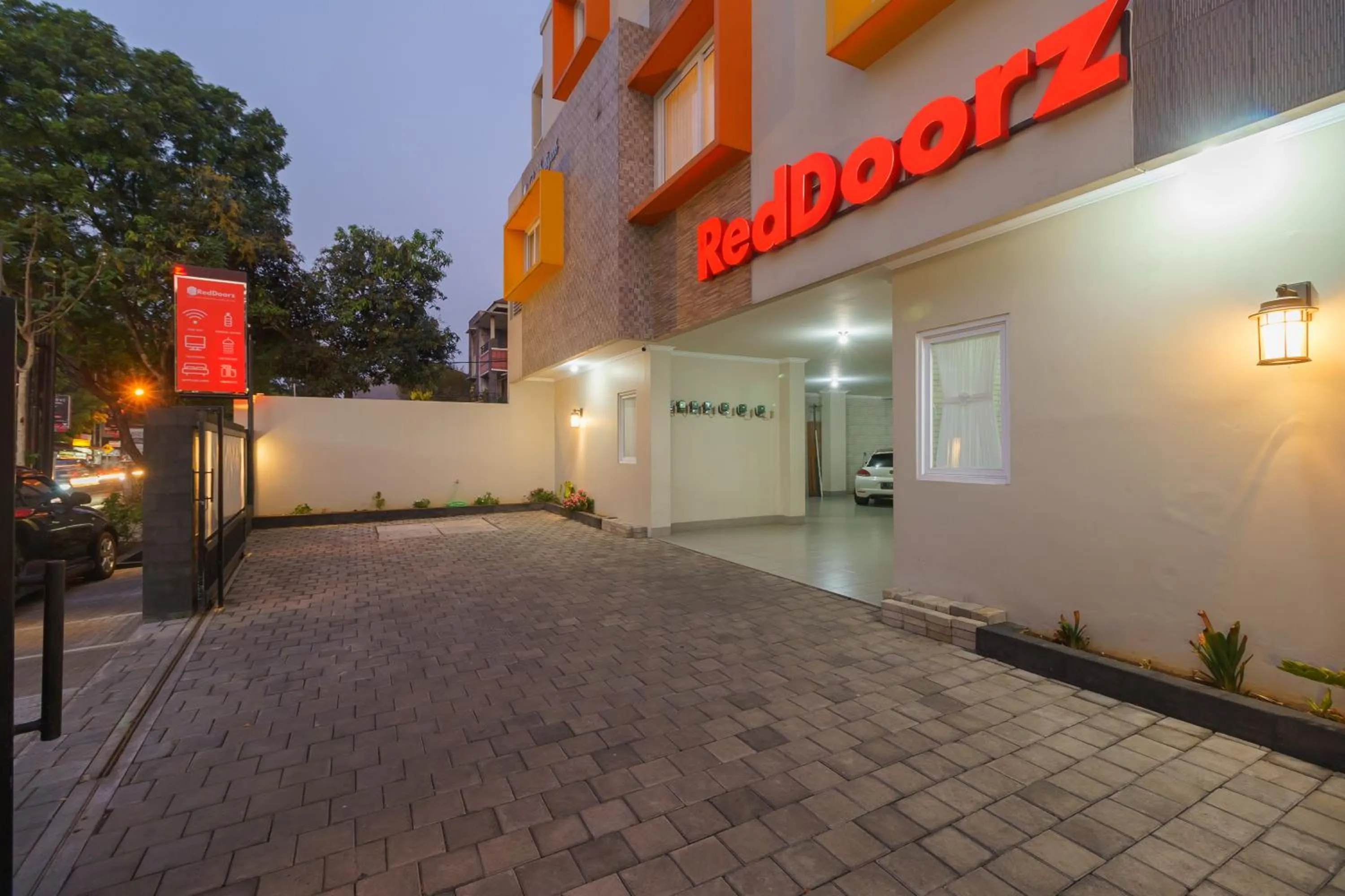 Property building in RedDoorz near Taman Makam Pahlawan Cikutra