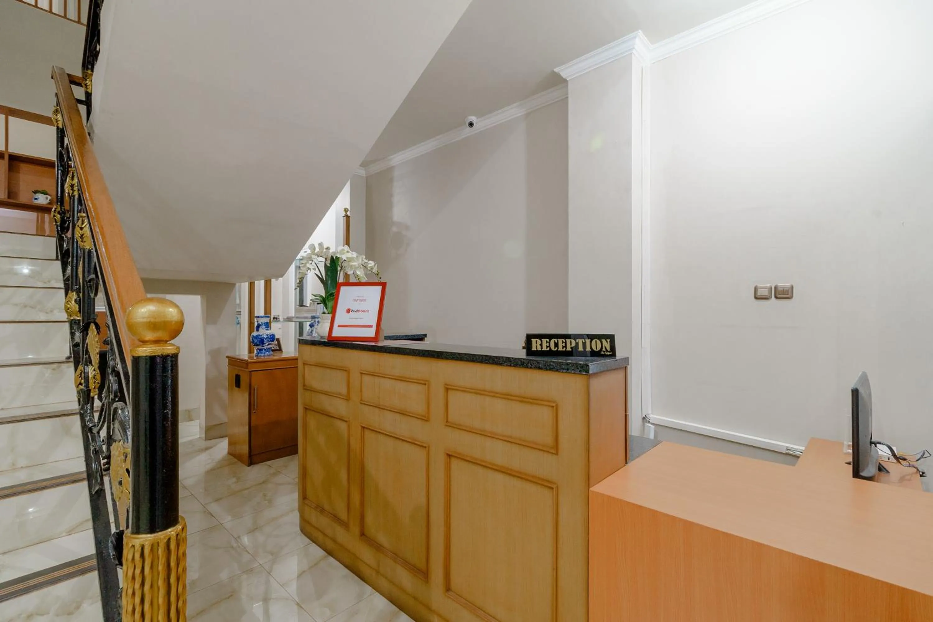 Lobby or reception in RedDoorz near Taman Makam Pahlawan Cikutra