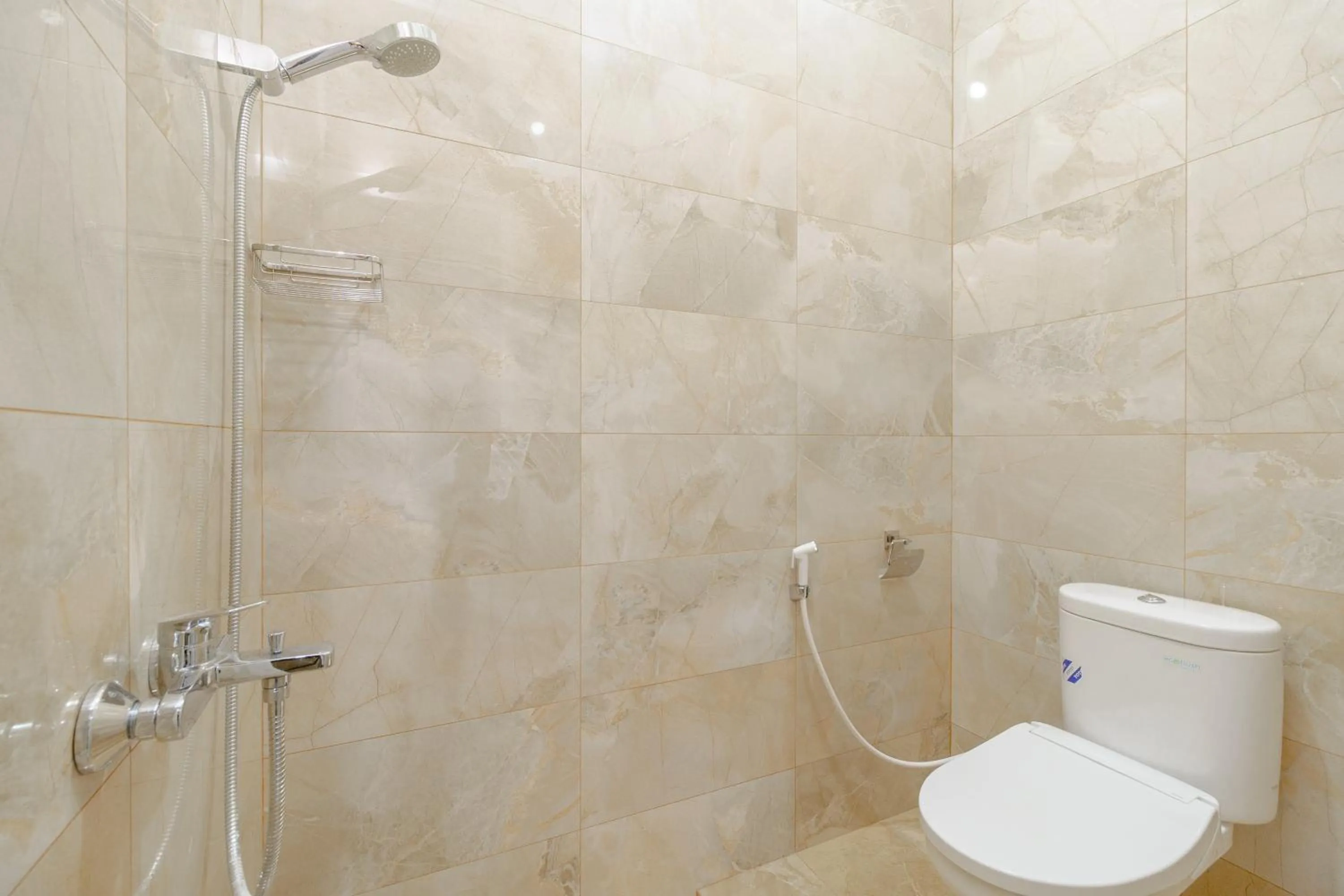 Shower in RedDoorz near Taman Makam Pahlawan Cikutra