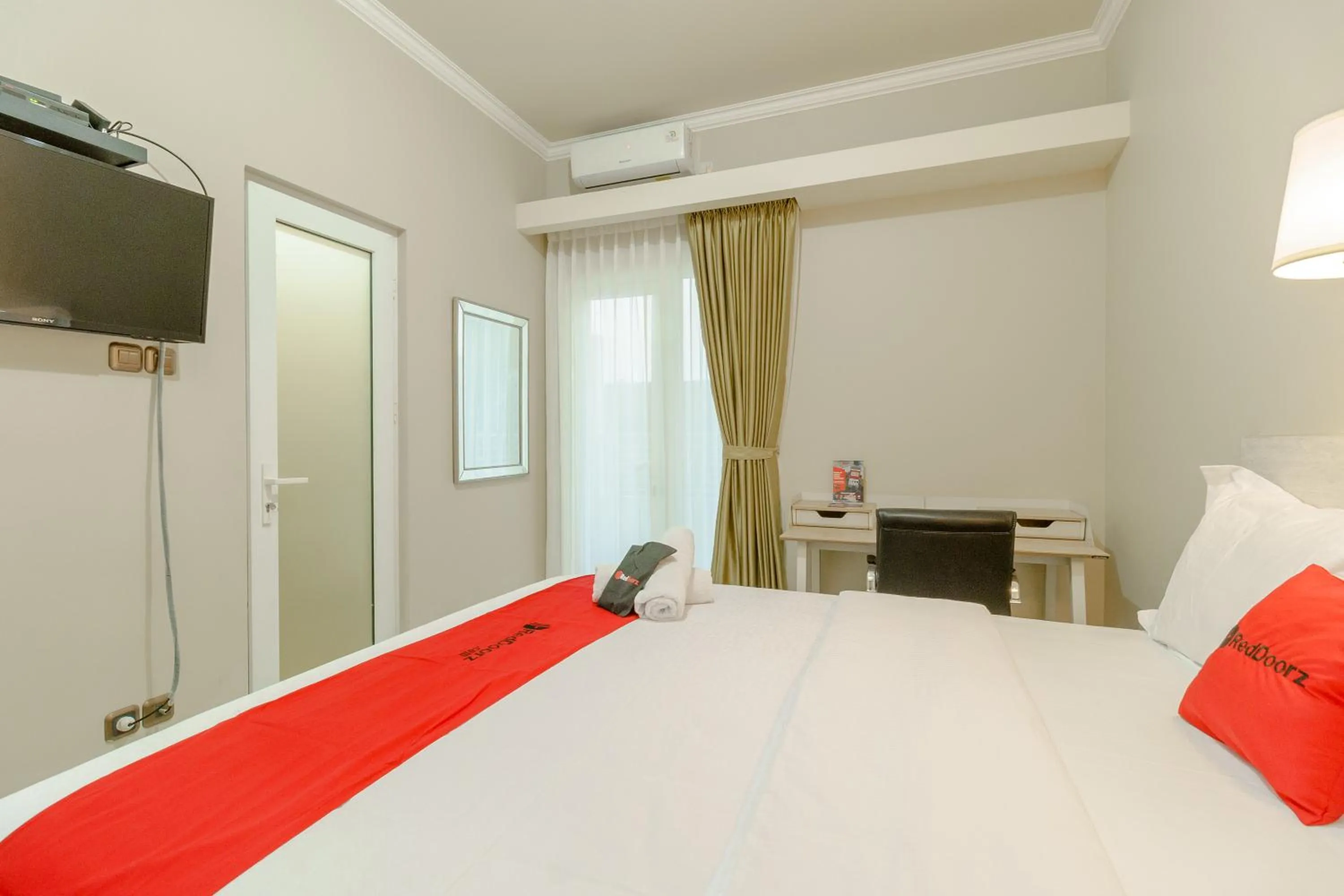 Bed in RedDoorz near Taman Makam Pahlawan Cikutra