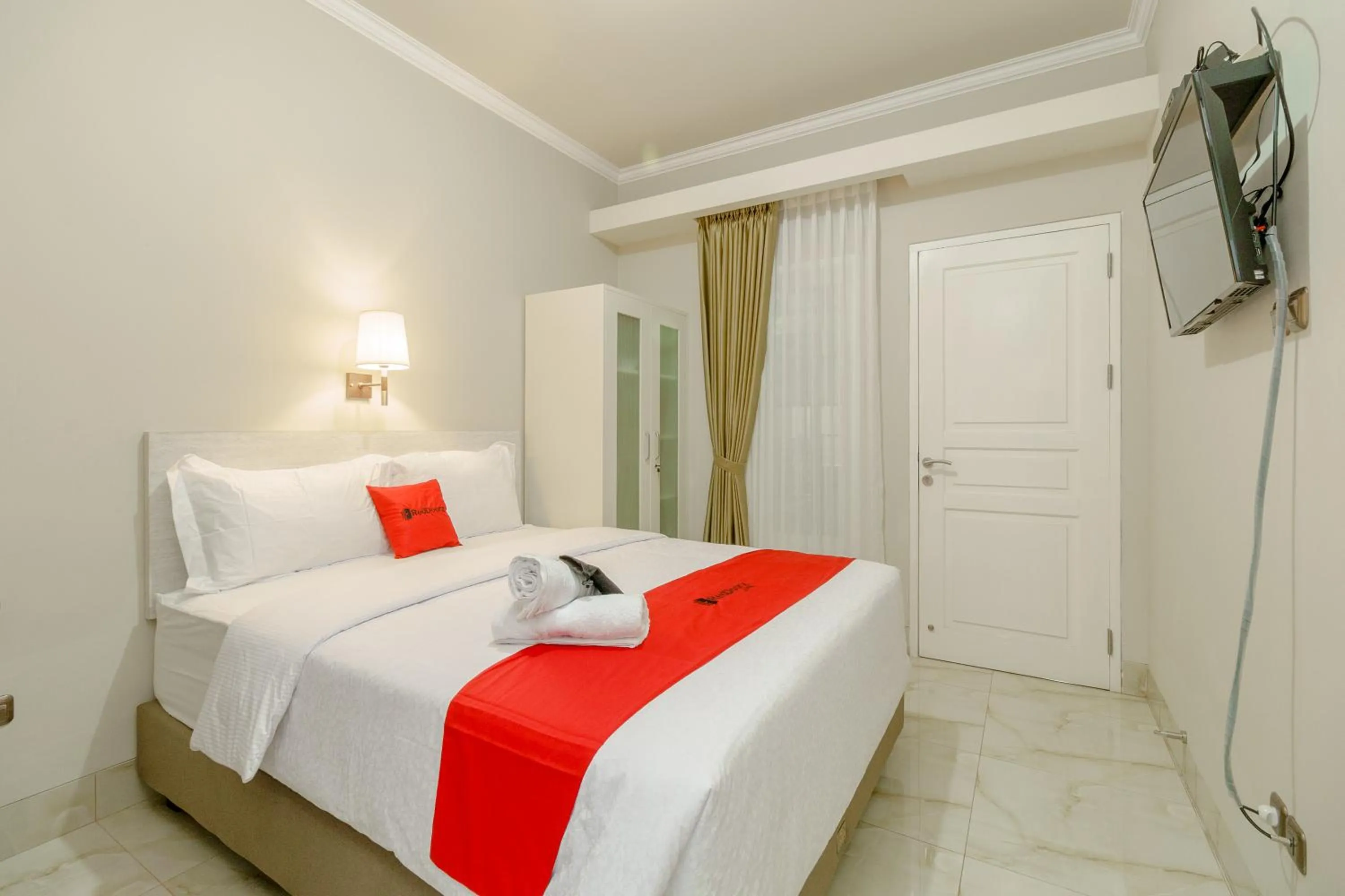 Bed in RedDoorz near Taman Makam Pahlawan Cikutra