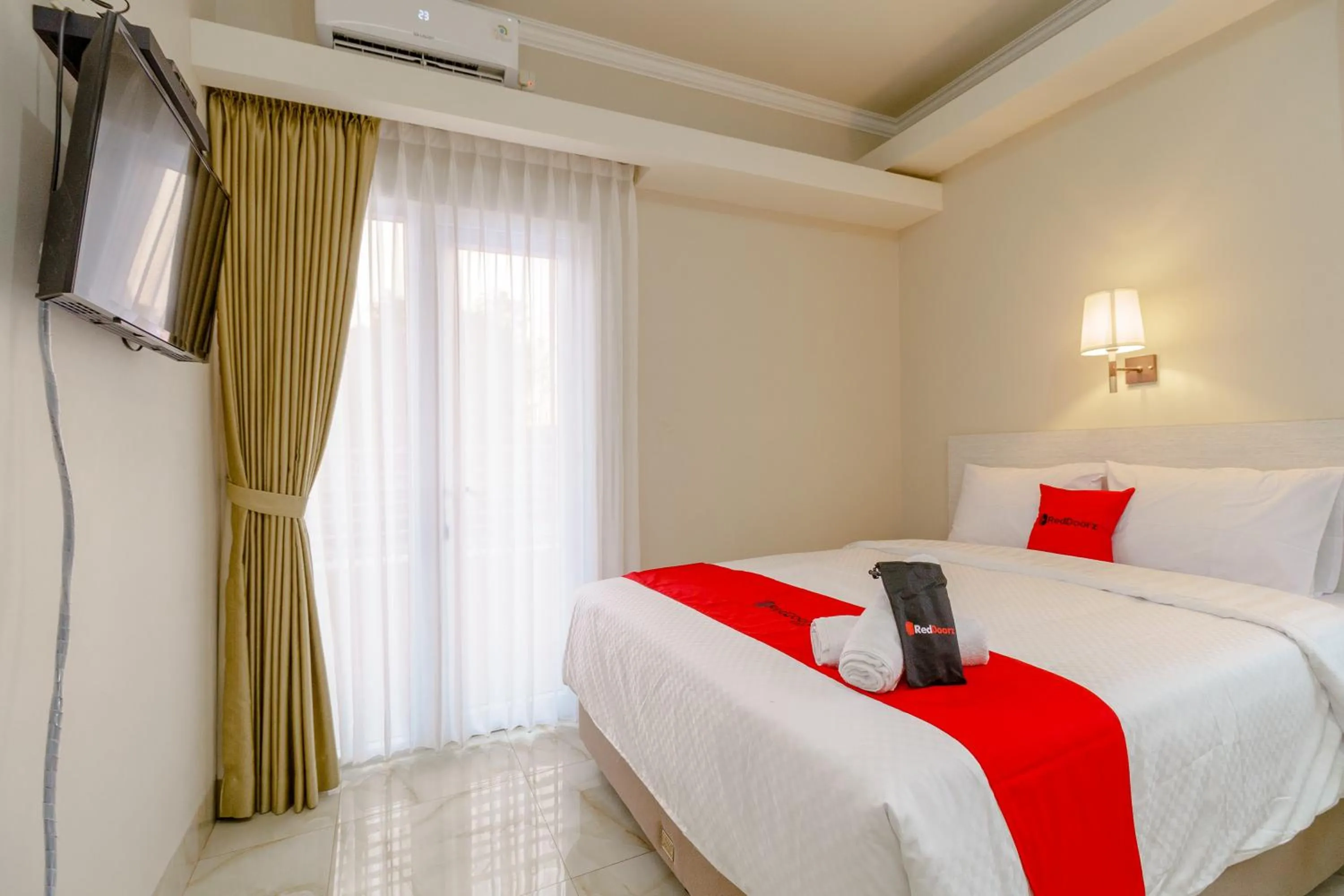 Bed in RedDoorz near Taman Makam Pahlawan Cikutra