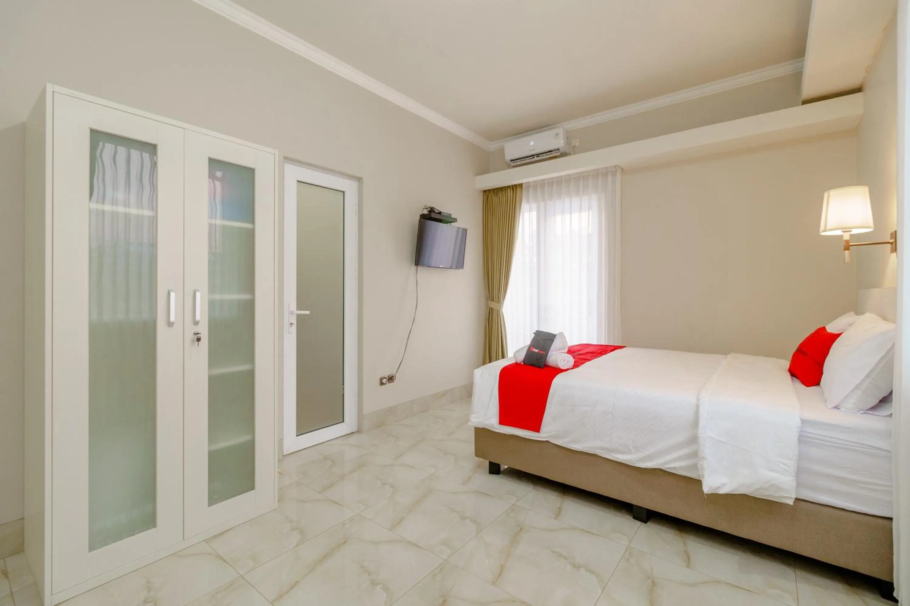 Photo of the whole room, Bed in RedDoorz near Taman Makam Pahlawan Cikutra