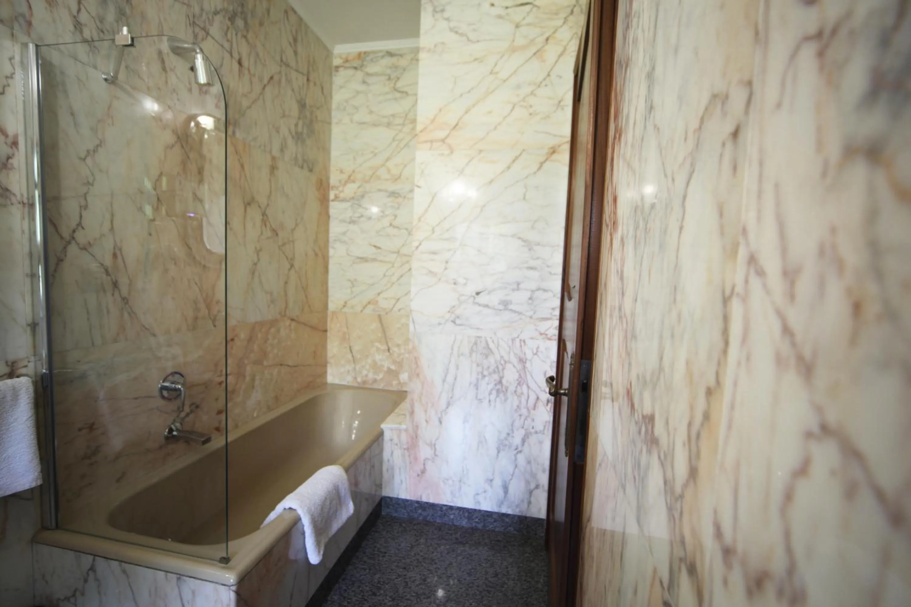 Shower in Sunshine-bnb