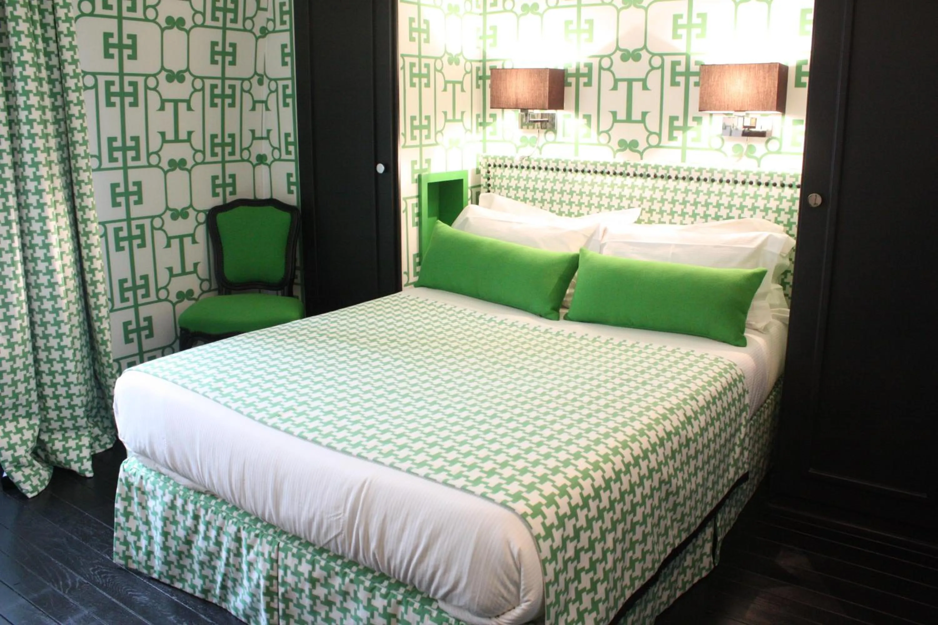 Bed in Monceau Elysées