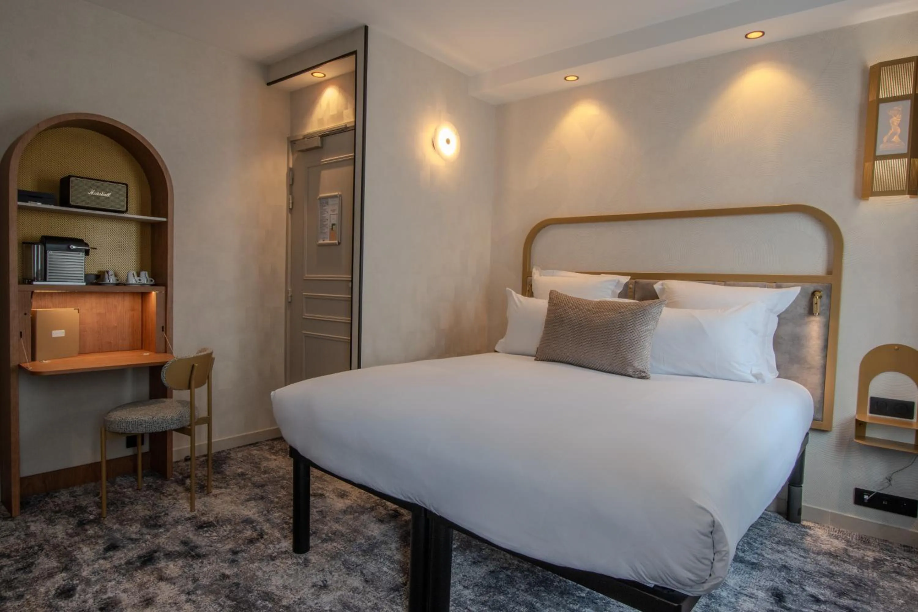 Photo of the whole room, Bed in Hotel Du Cadran