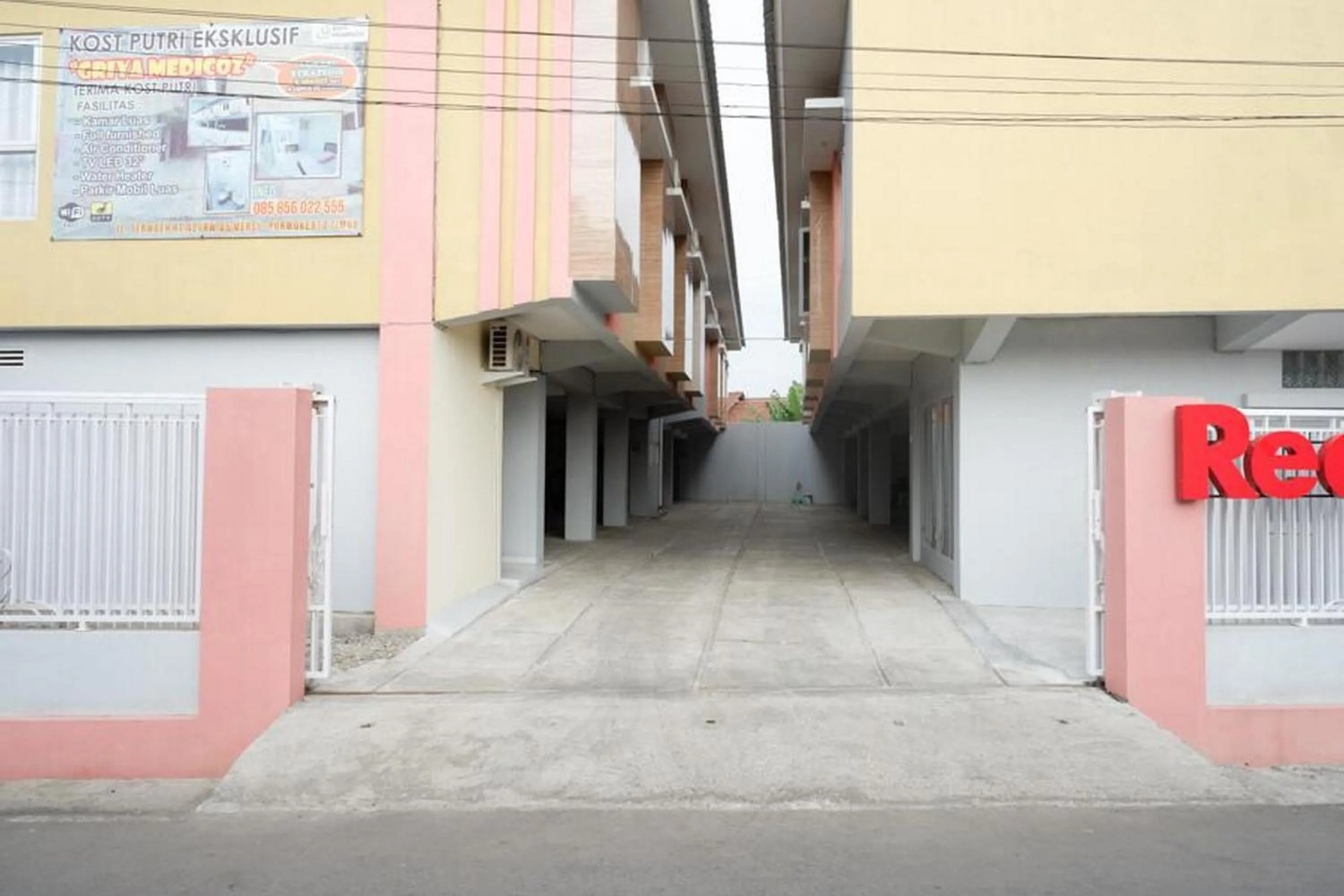 Facade/entrance in RedDoorz Syariah near RSUD Margono Purwokerto