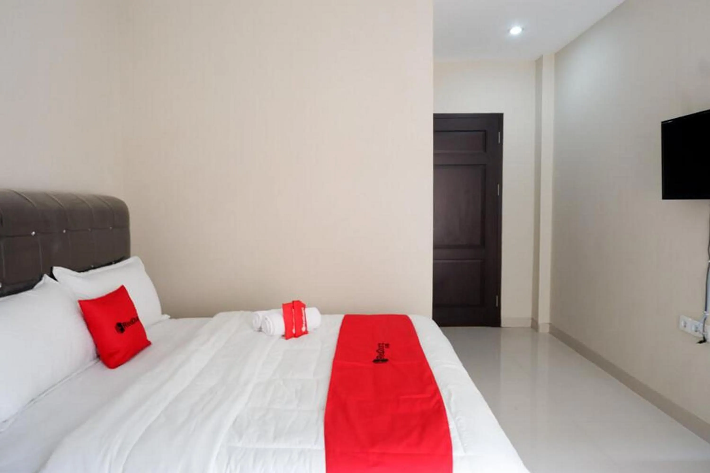 Bedroom, Bed in RedDoorz Syariah near RSUD Margono Purwokerto