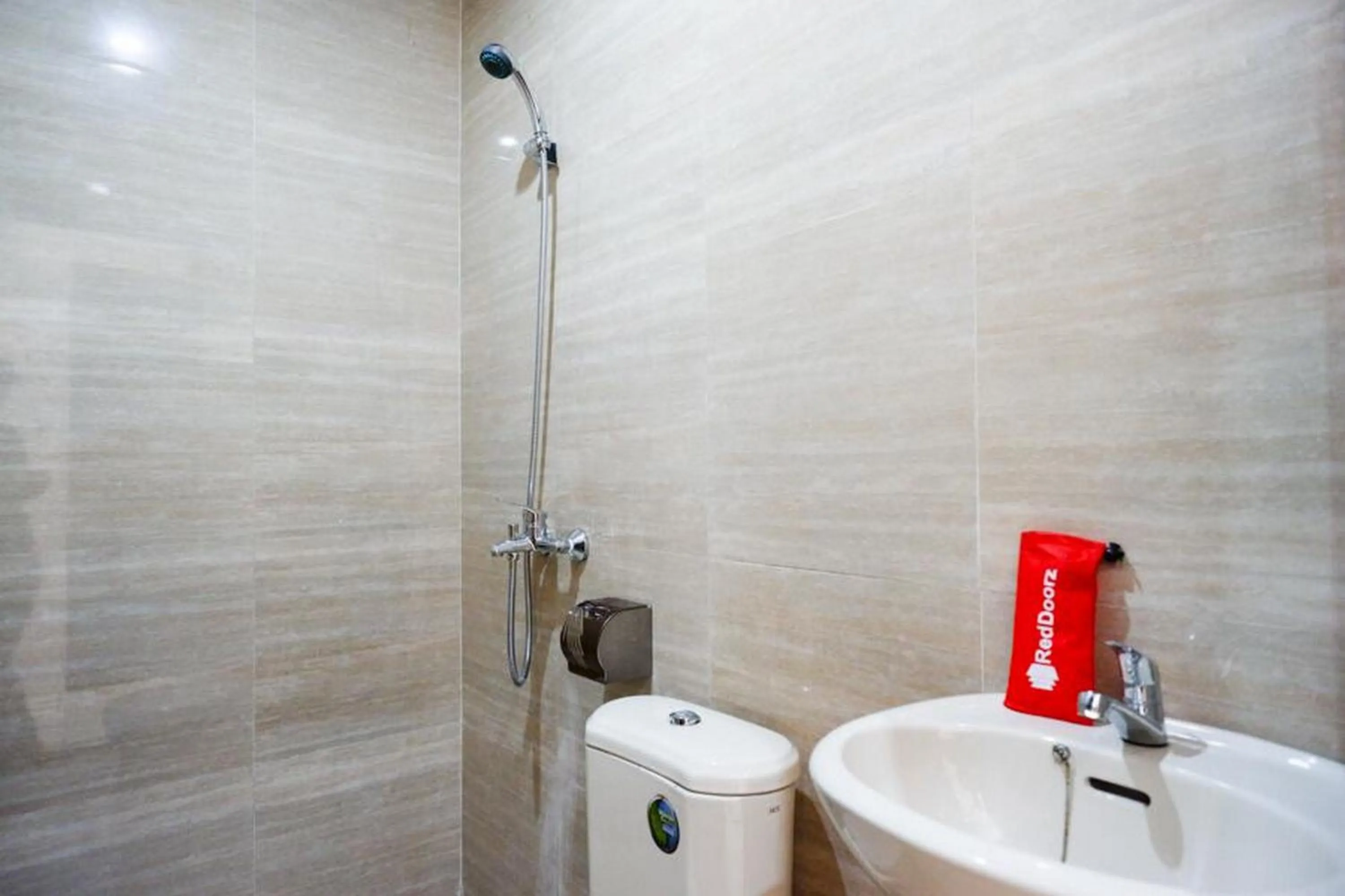 Bathroom in RedDoorz Syariah near RSUD Margono Purwokerto