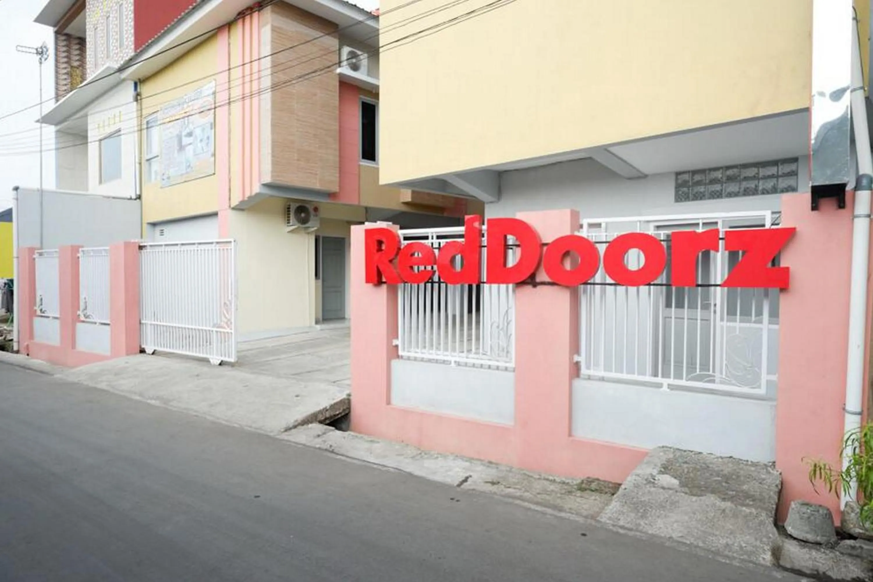 Facade/entrance in RedDoorz Syariah near RSUD Margono Purwokerto