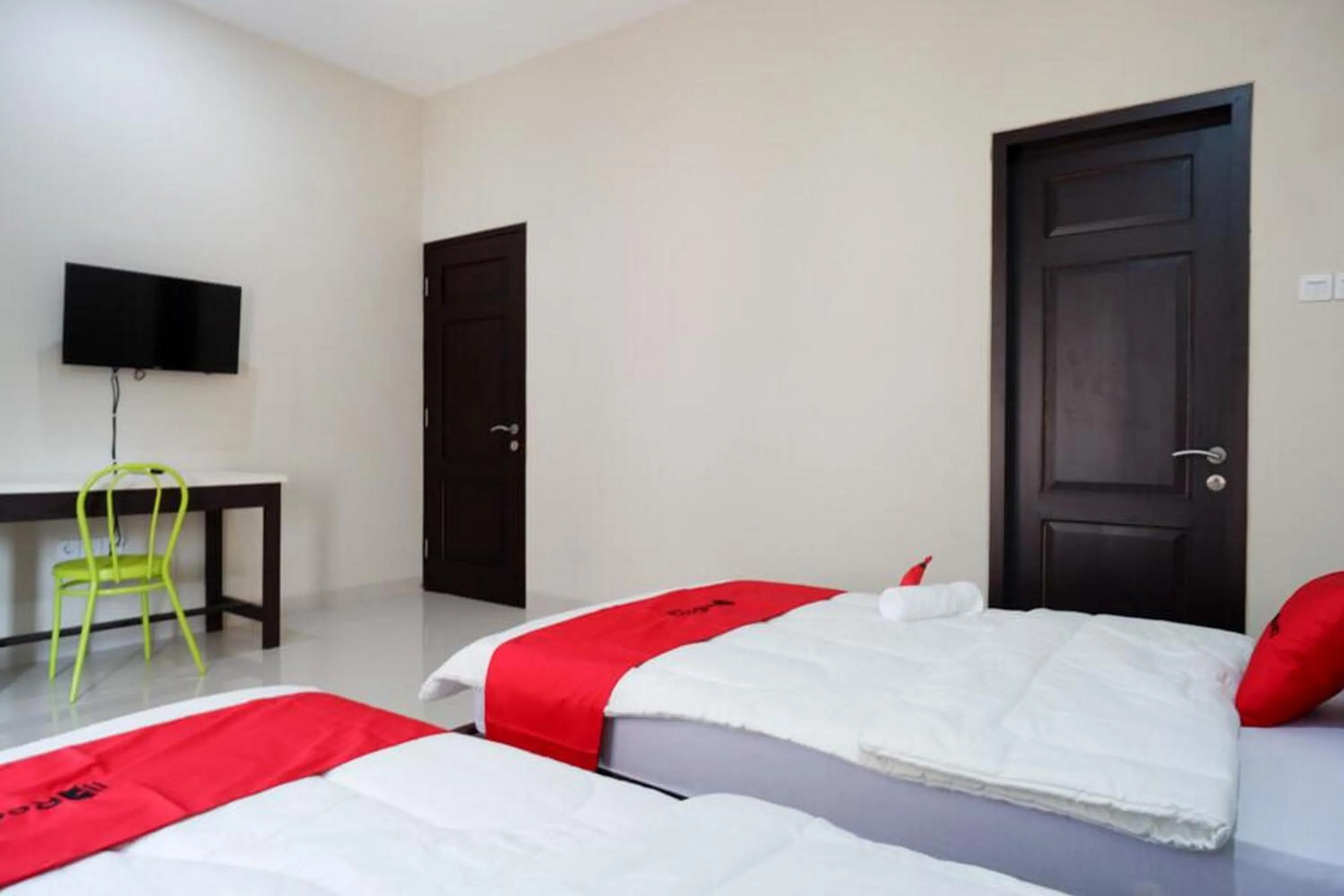 Bedroom, Bed in RedDoorz Syariah near RSUD Margono Purwokerto