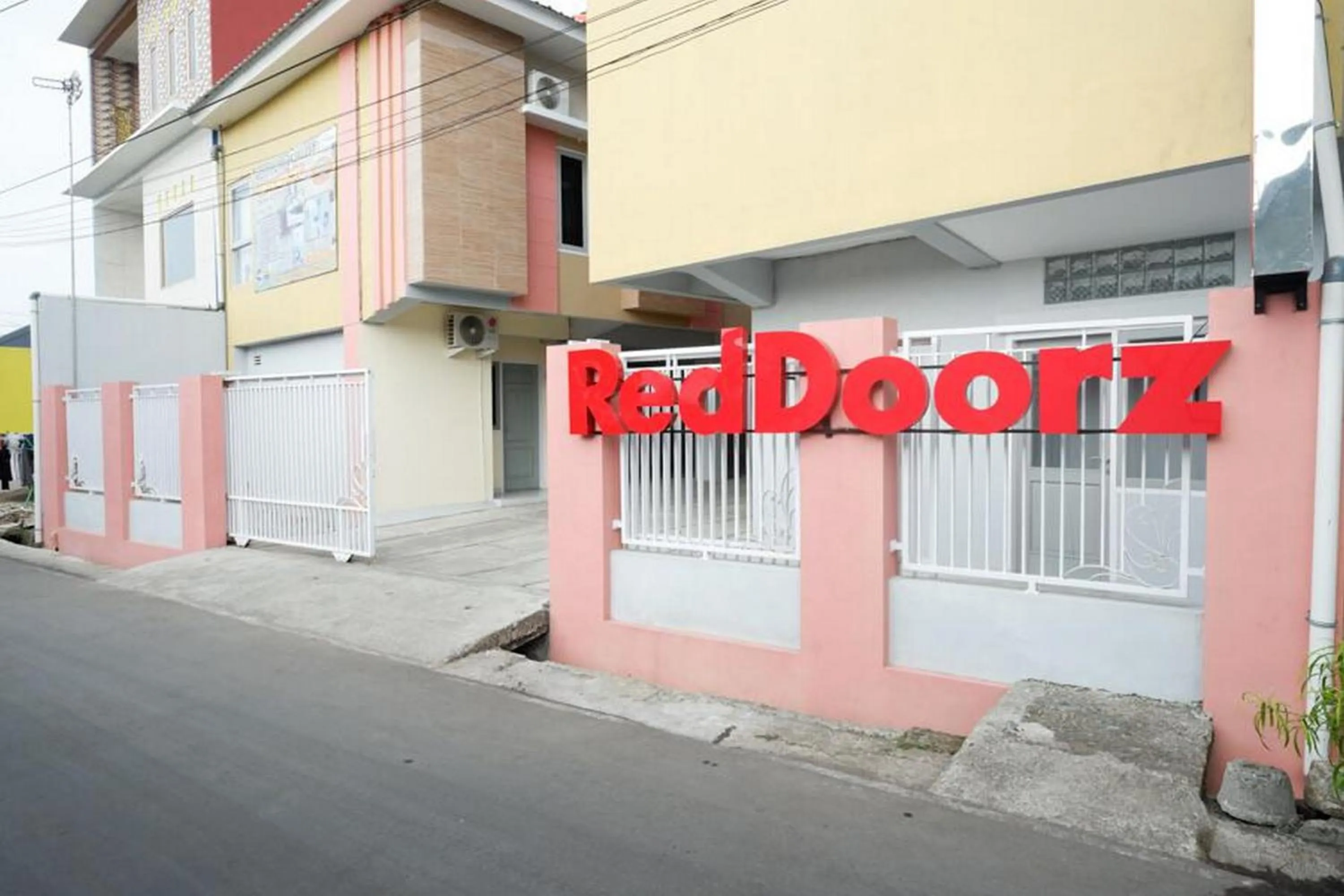 Facade/entrance in RedDoorz Syariah near RSUD Margono Purwokerto