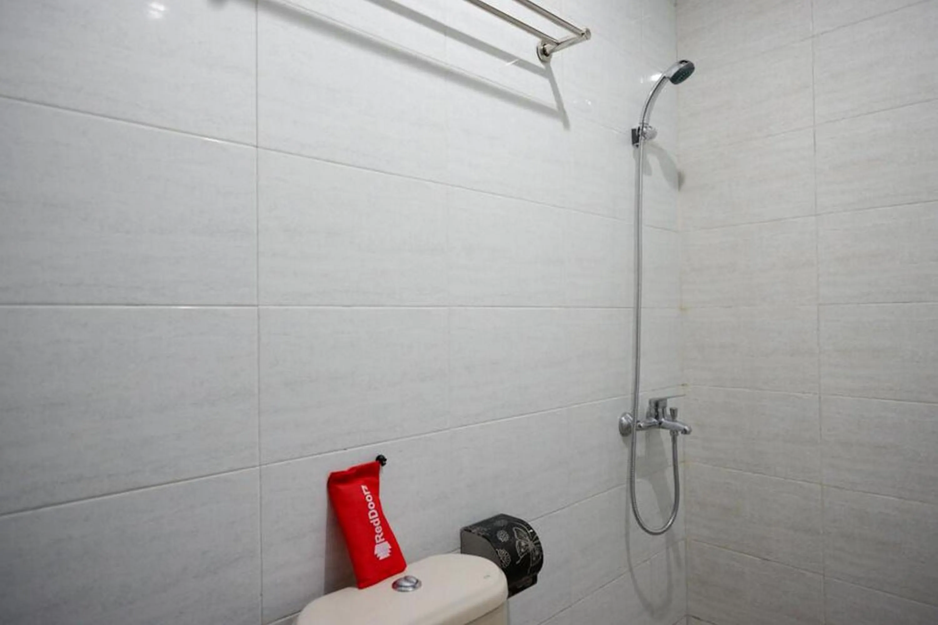 Bathroom in RedDoorz Syariah near RSUD Margono Purwokerto