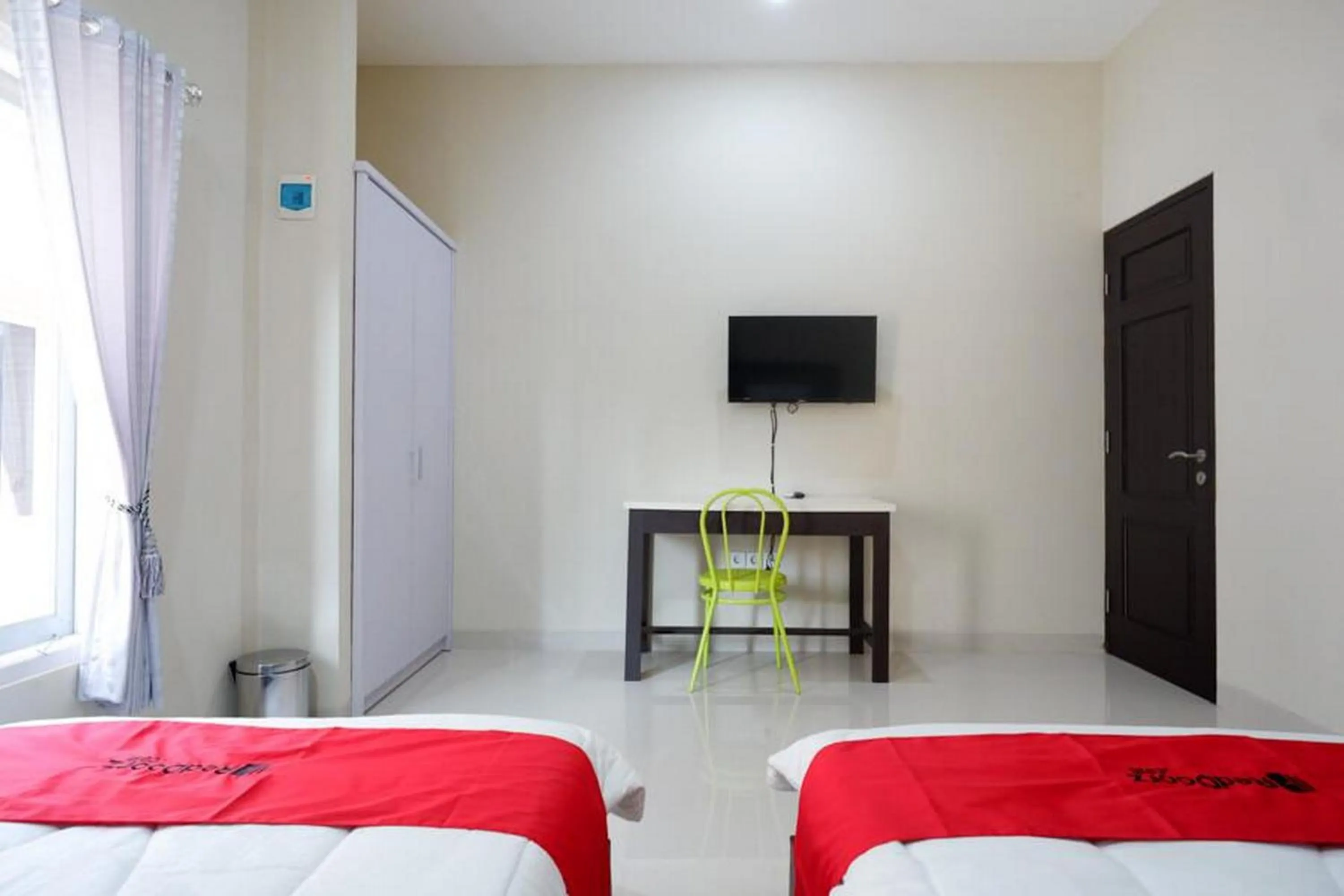 Bedroom, Bed in RedDoorz Syariah near RSUD Margono Purwokerto