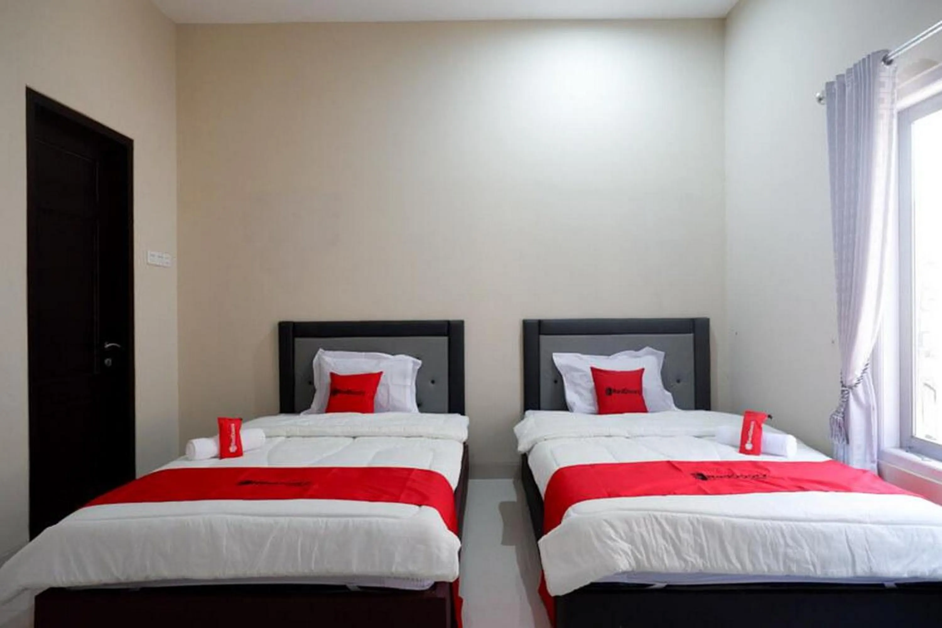 Bedroom, Bed in RedDoorz Syariah near RSUD Margono Purwokerto