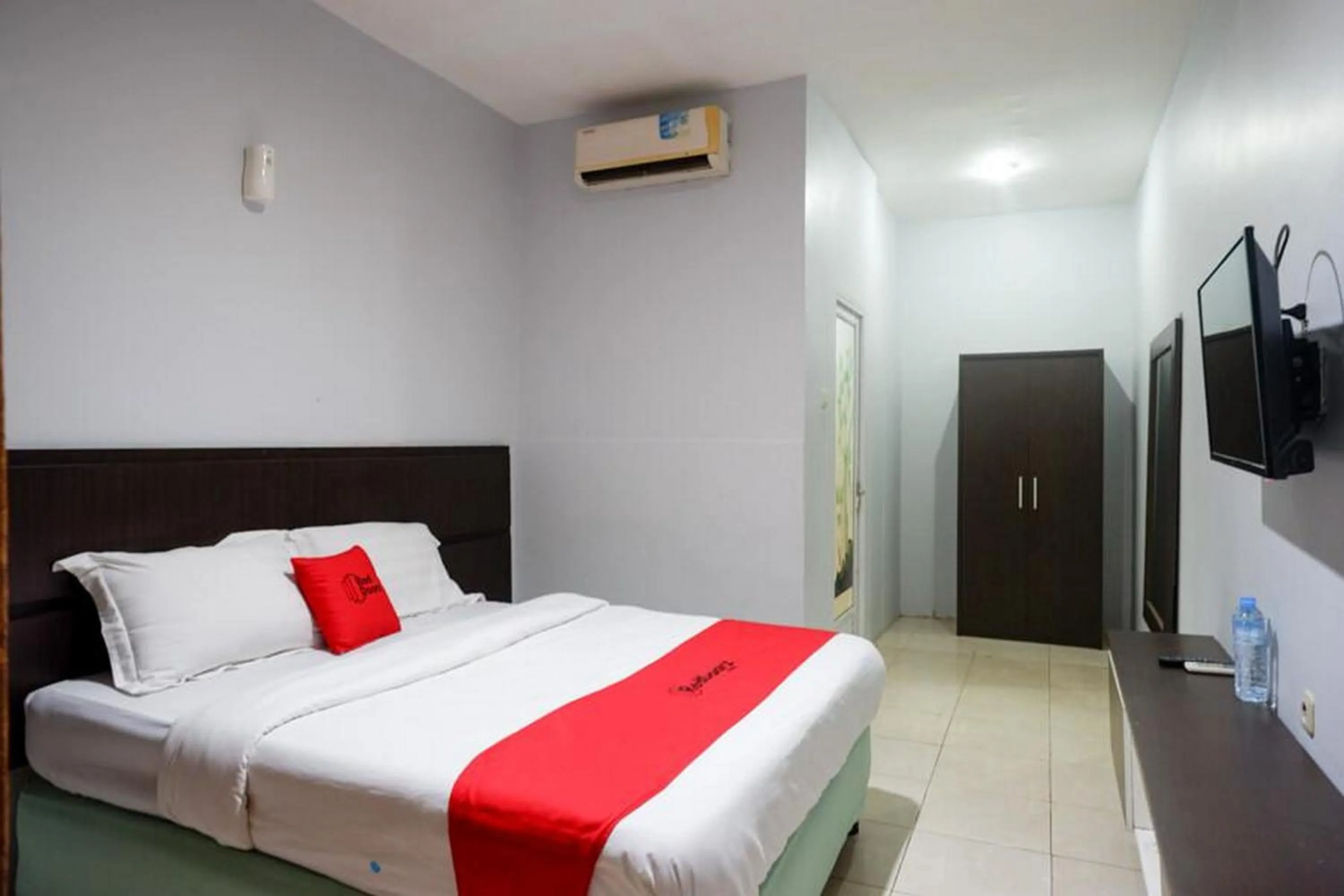 Bedroom, Bed in RedDoorz Plus at Hotel Srikandi Kendari