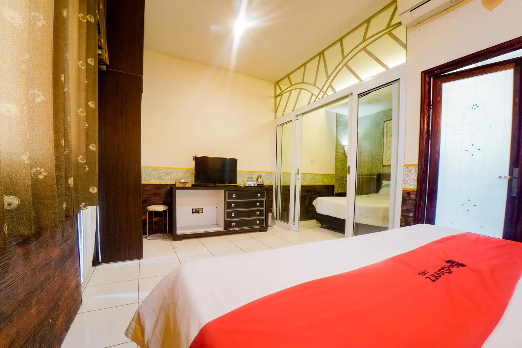 Bedroom, Bed in RedDoorz Plus at Hotel Srikandi Kendari