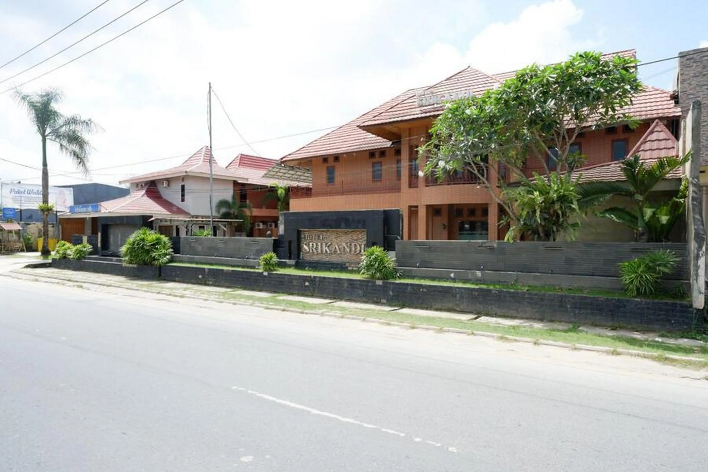 Facade/entrance in RedDoorz Plus at Hotel Srikandi Kendari