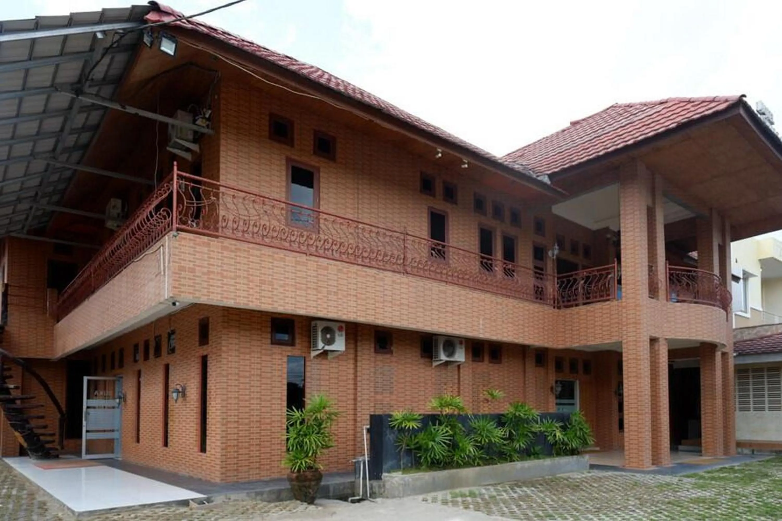 Facade/entrance in RedDoorz Plus at Hotel Srikandi Kendari