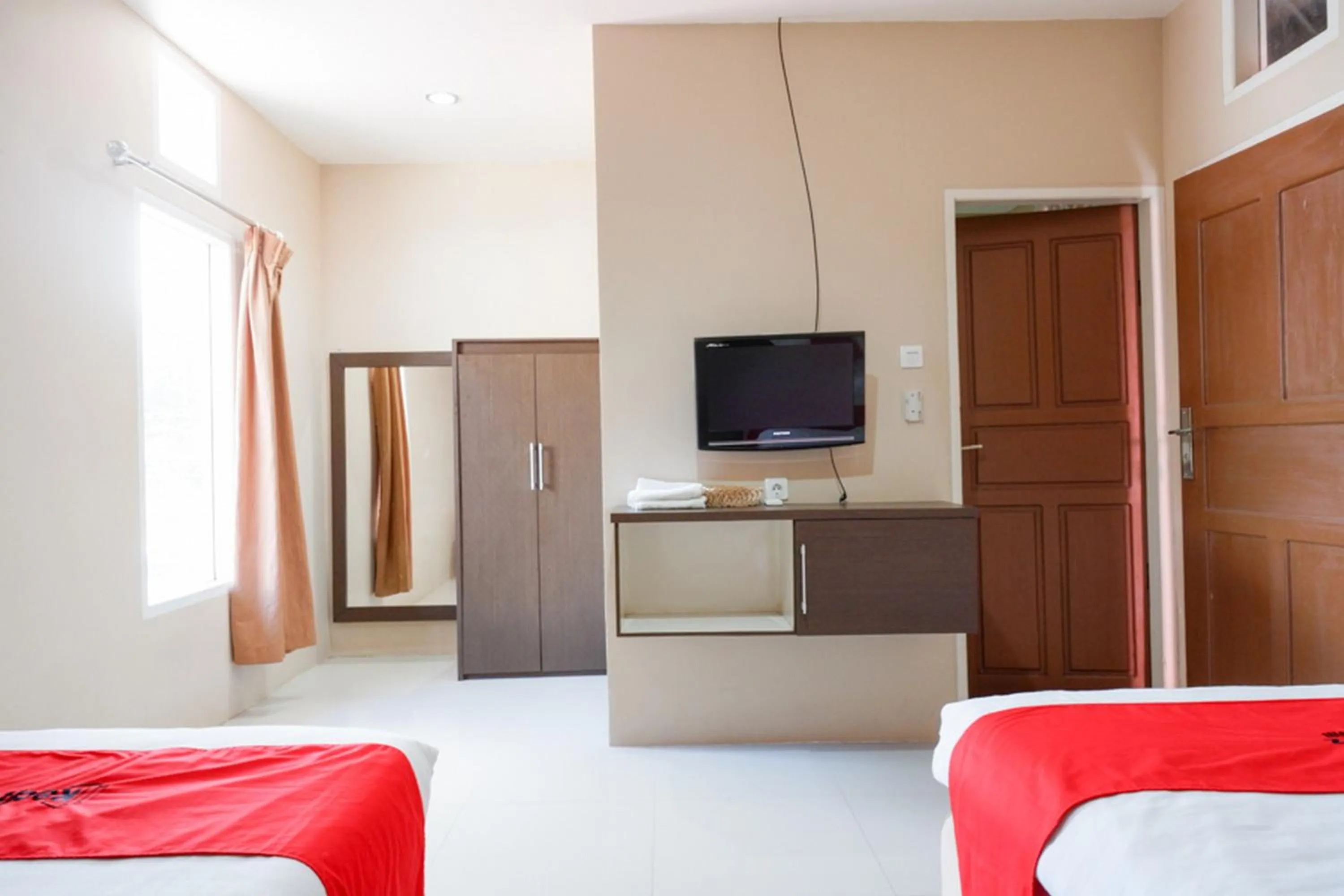 Bedroom, Bed in RedDoorz Plus at Hotel Srikandi Kendari
