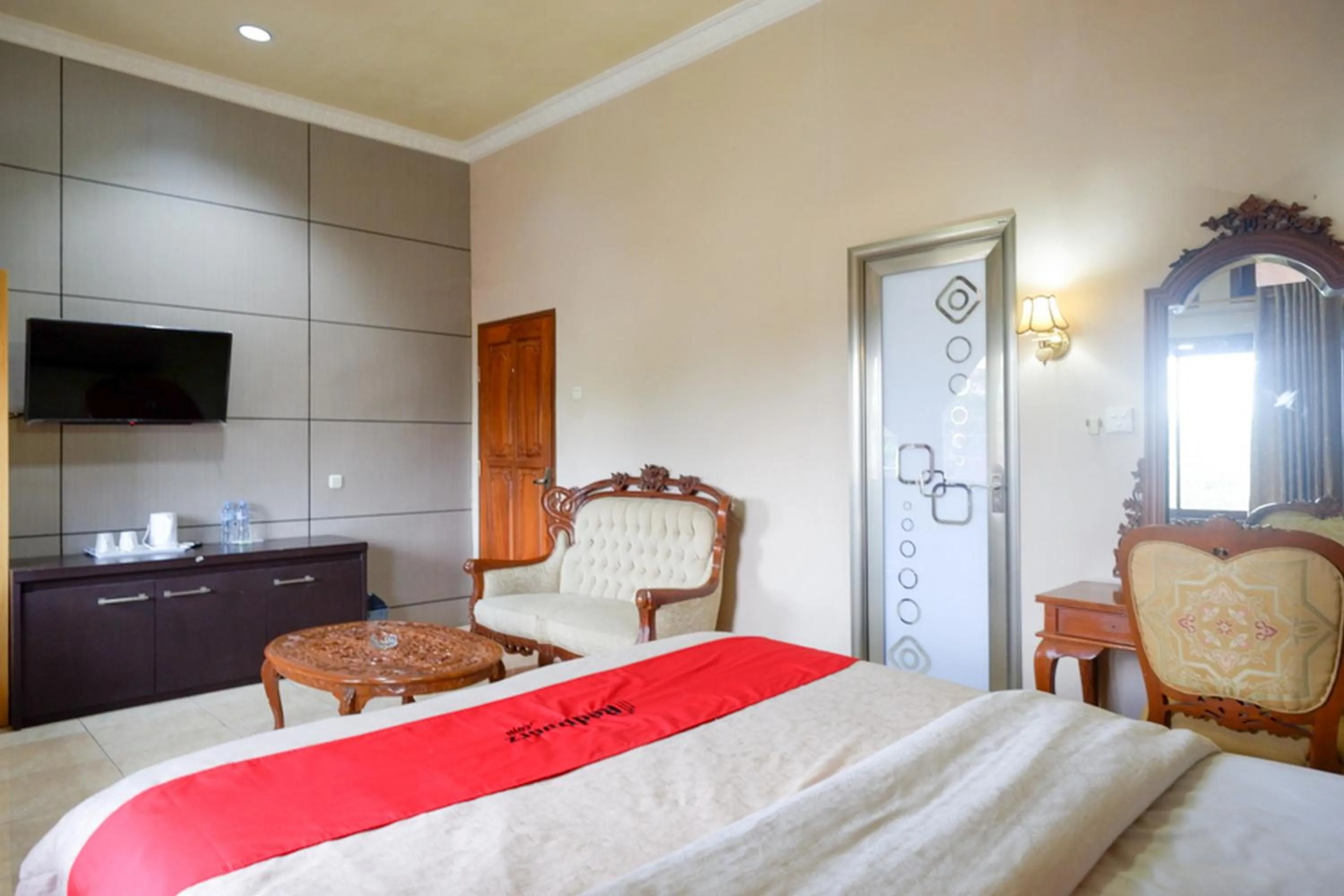 Bedroom, Bed in RedDoorz Plus at Hotel Srikandi Kendari
