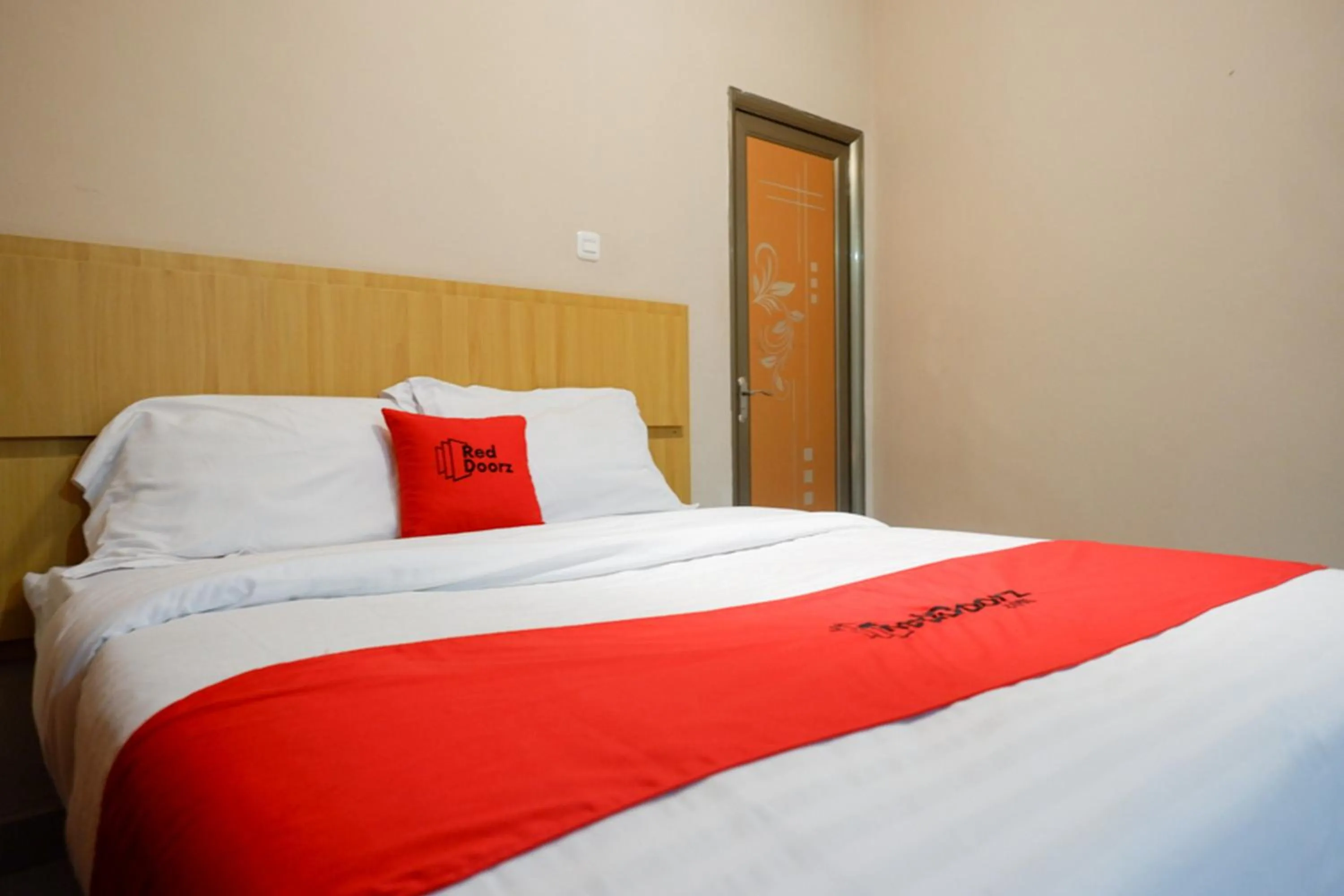 Bedroom, Bed in RedDoorz Plus at Hotel Srikandi Kendari