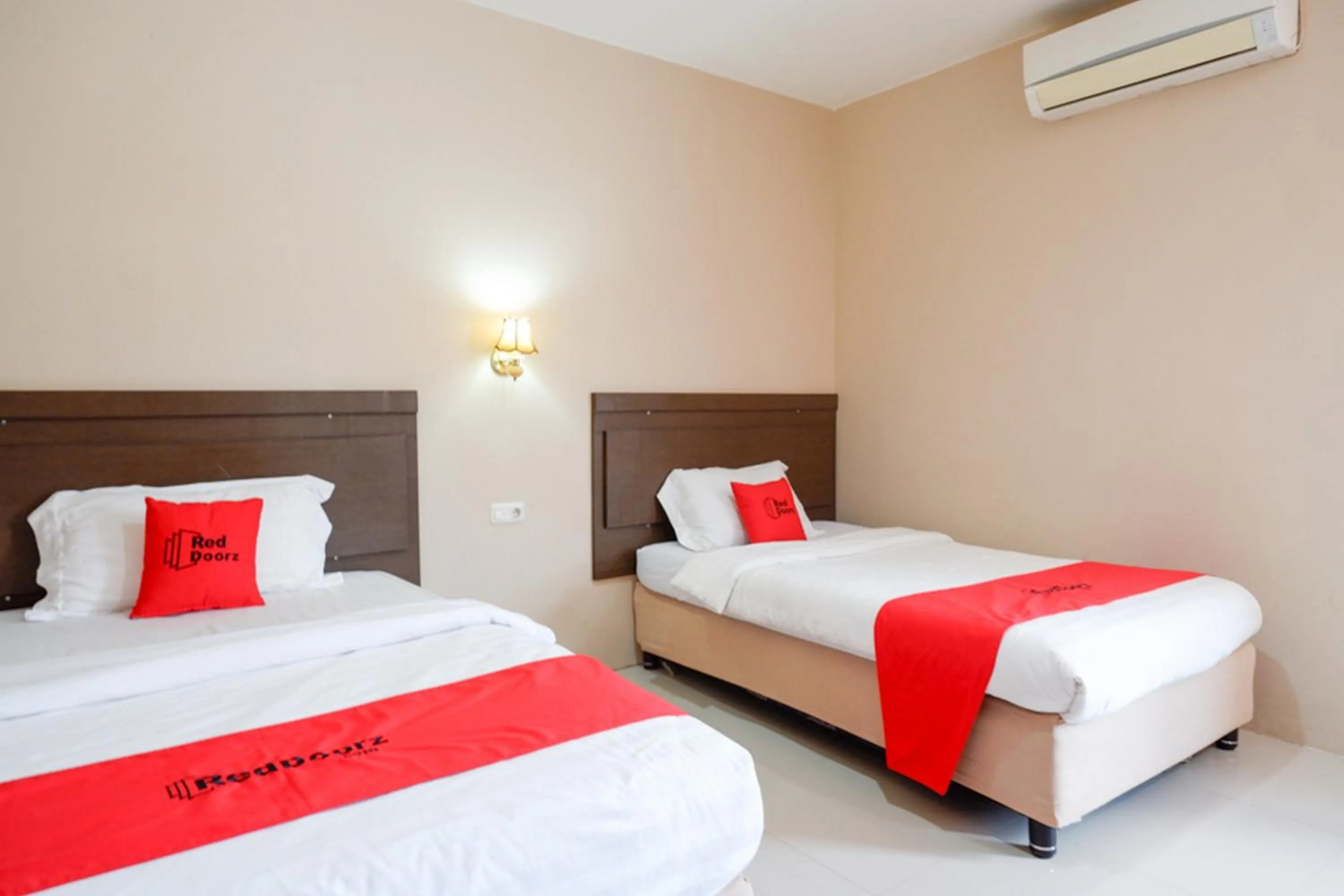 Bedroom, Bed in RedDoorz Plus at Hotel Srikandi Kendari