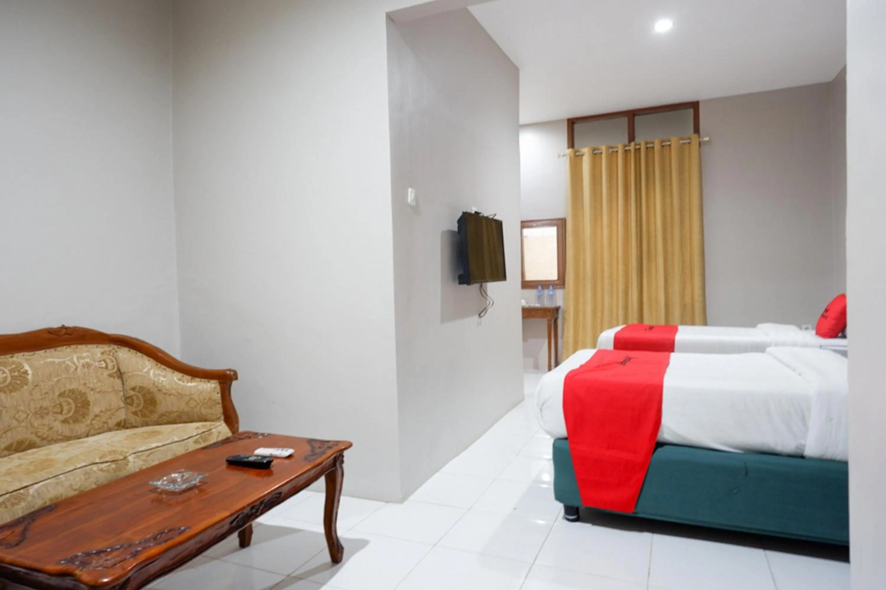 Bedroom, Bed in RedDoorz Plus at Hotel Srikandi Kendari