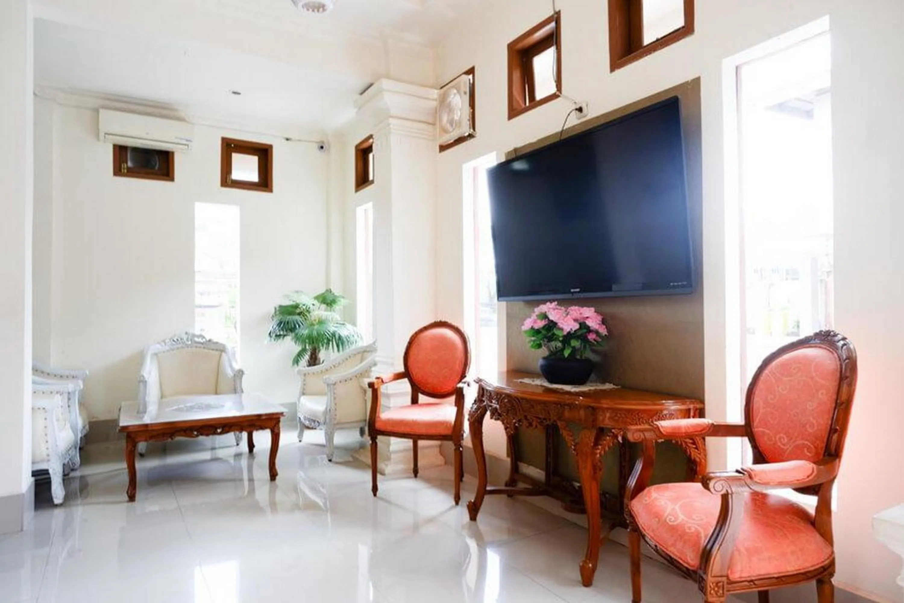 Seating area in RedDoorz Plus at Hotel Srikandi Kendari