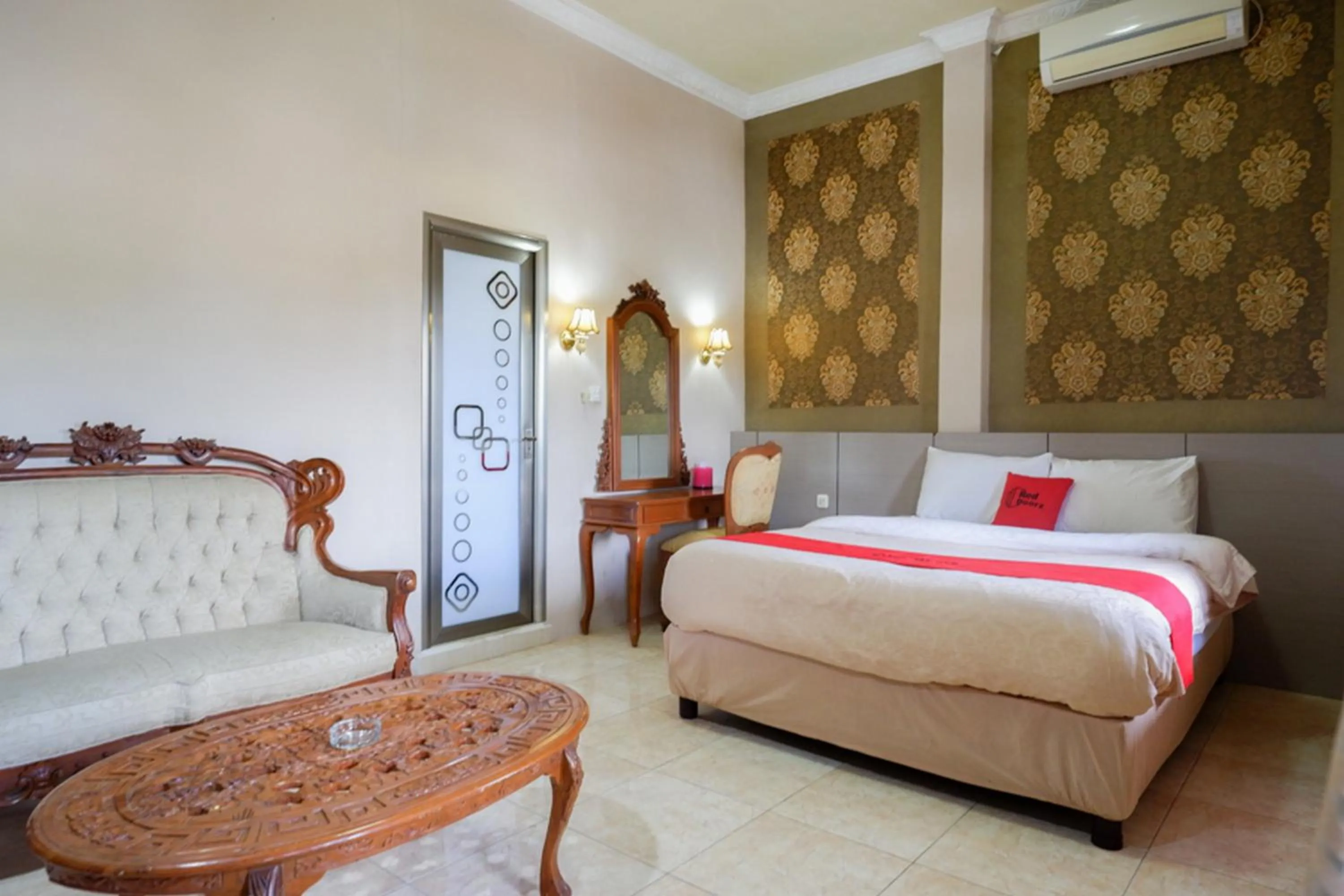 Photo of the whole room, Bed in RedDoorz Plus at Hotel Srikandi Kendari